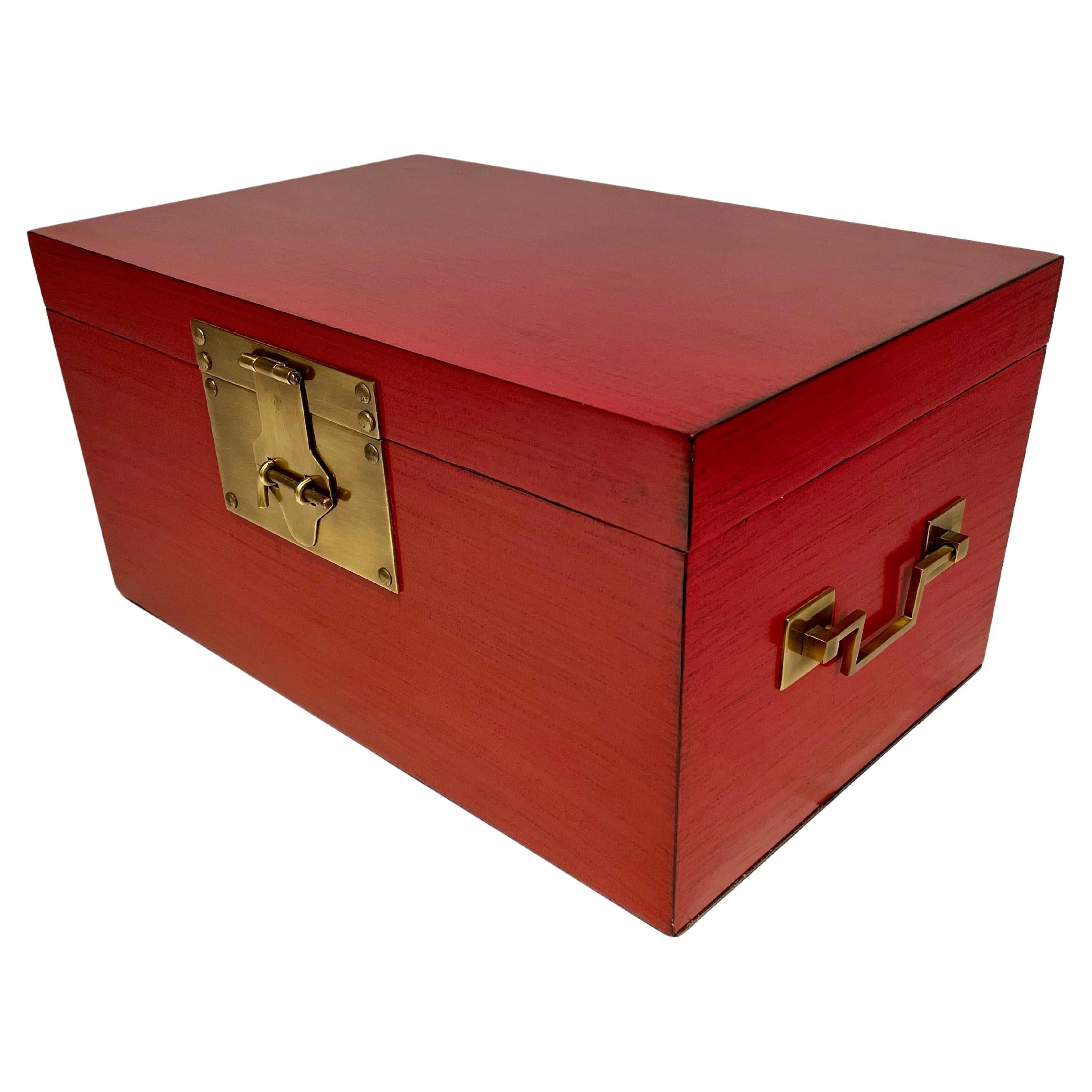 Boîte chinoise laquée rouge avec montures en laiton, milieu du 20e siècle en vente