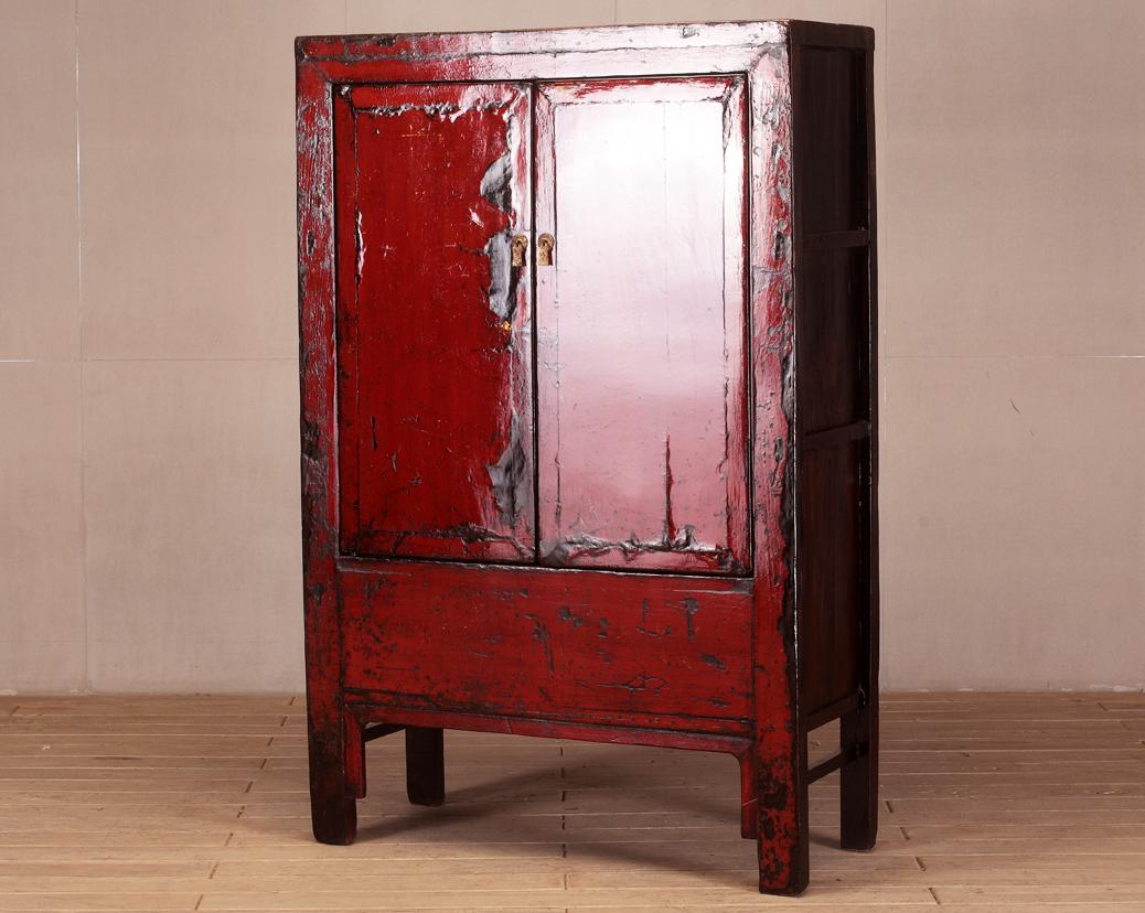 Cette armoire chinoise laquée en rouge est fabriquée à partir de bois de pin récupéré avec une menuiserie traditionnelle sans clous. La laque rouge a été rehaussée d'une finition polie à la française sophistiquée. La pièce a été restaurée dans un