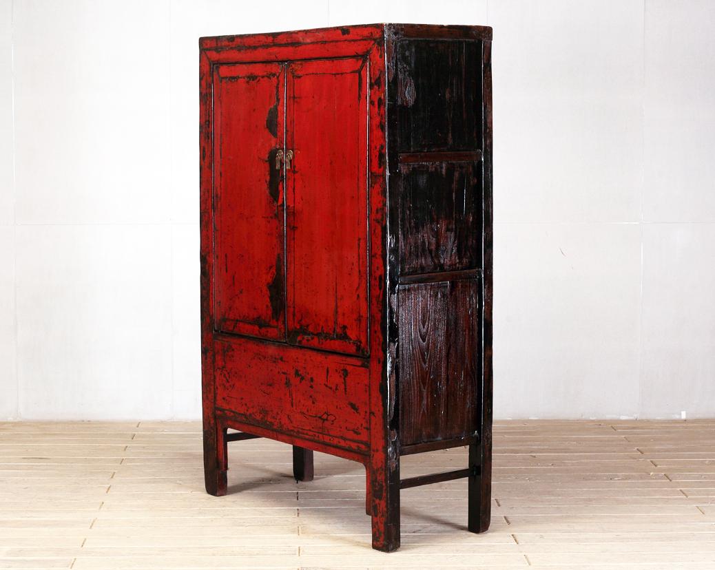 Chinois Armoire chinoise laquée rouge avec deux portes et restauration en vente