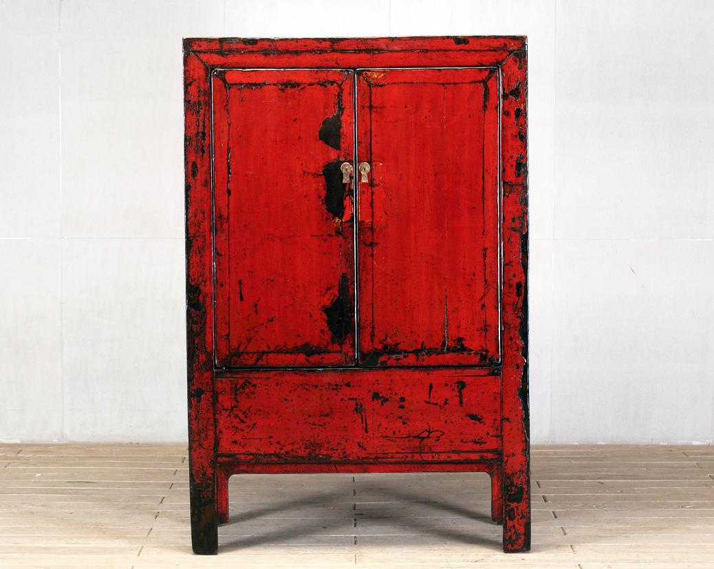 Armoire chinoise laquée rouge avec deux portes et restauration Bon état - En vente à Chicago, IL