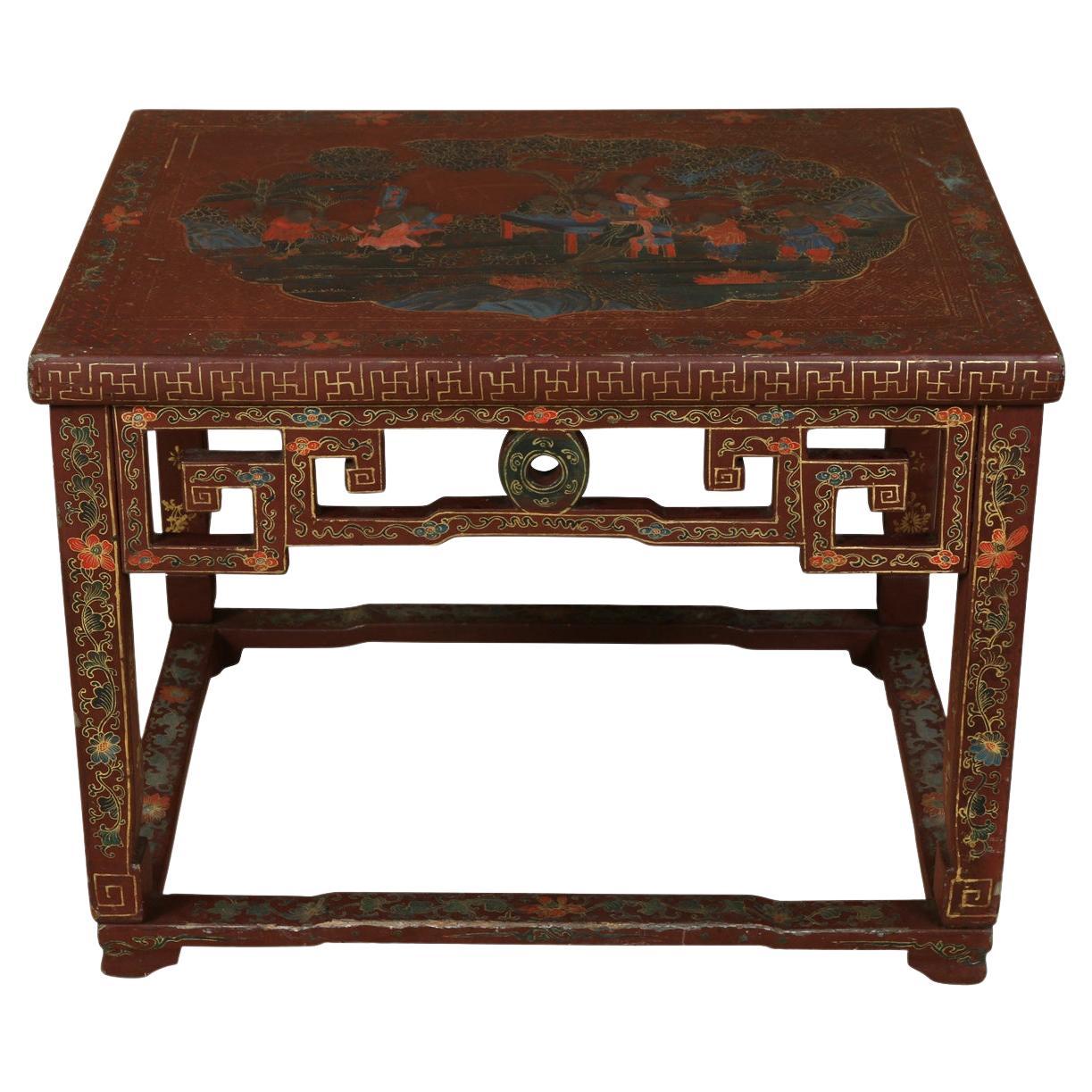 Table basse chinoise laquée rouge avec détails dorés complexes