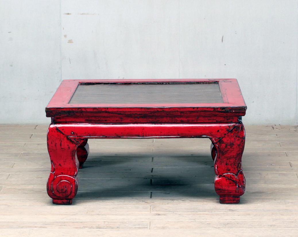 This red-lacquered Chinese coffee table was made from reclaimed pine wood with traditional nail-less joinery. The red lacquer has been enhanced with a sophisticated French polish finish. The piece was restored in a workshop using reclaimed wood in