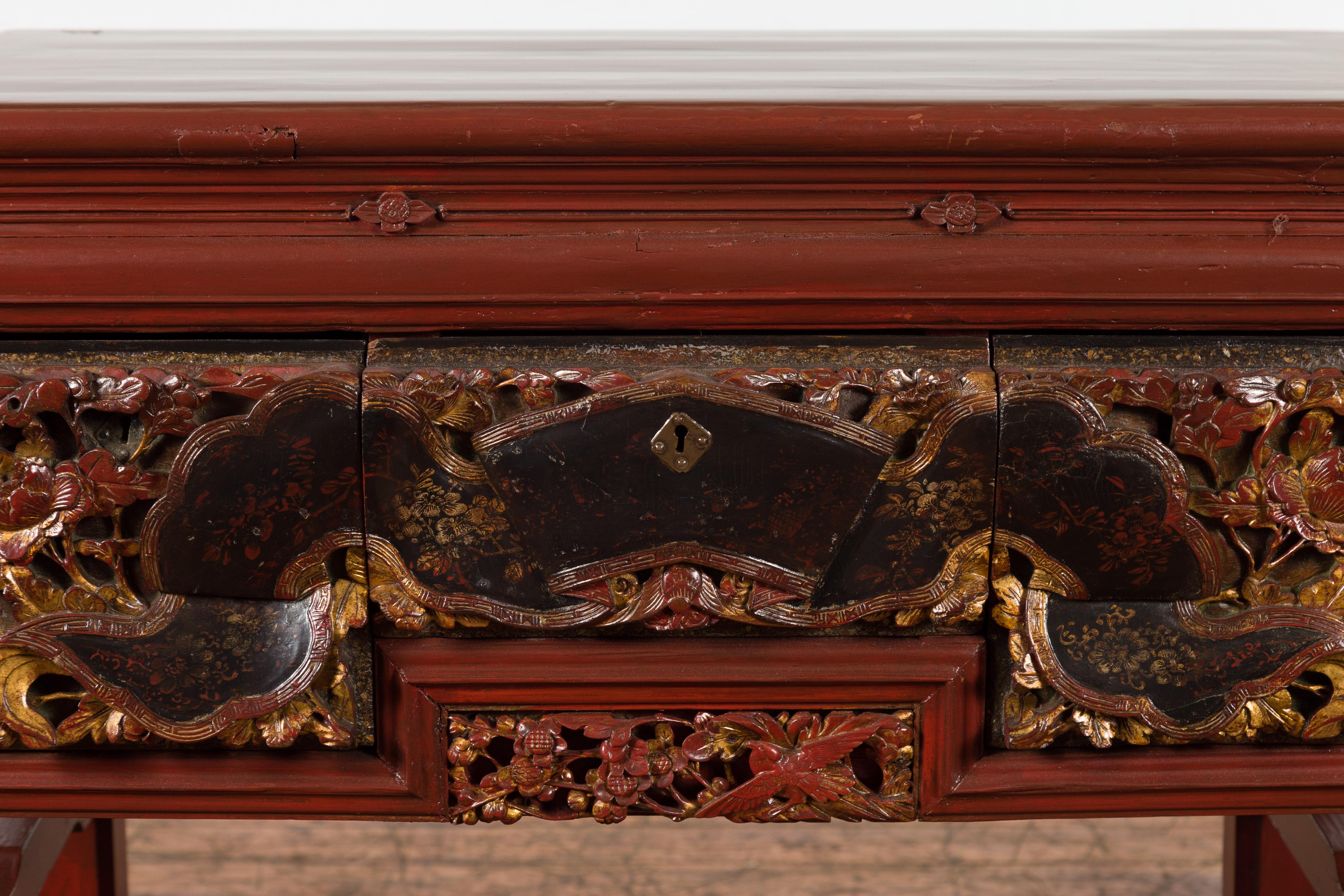 Table console chinoise laquée rouge avec tiroirs sculptés à la main et étagère géométrique en vente 3