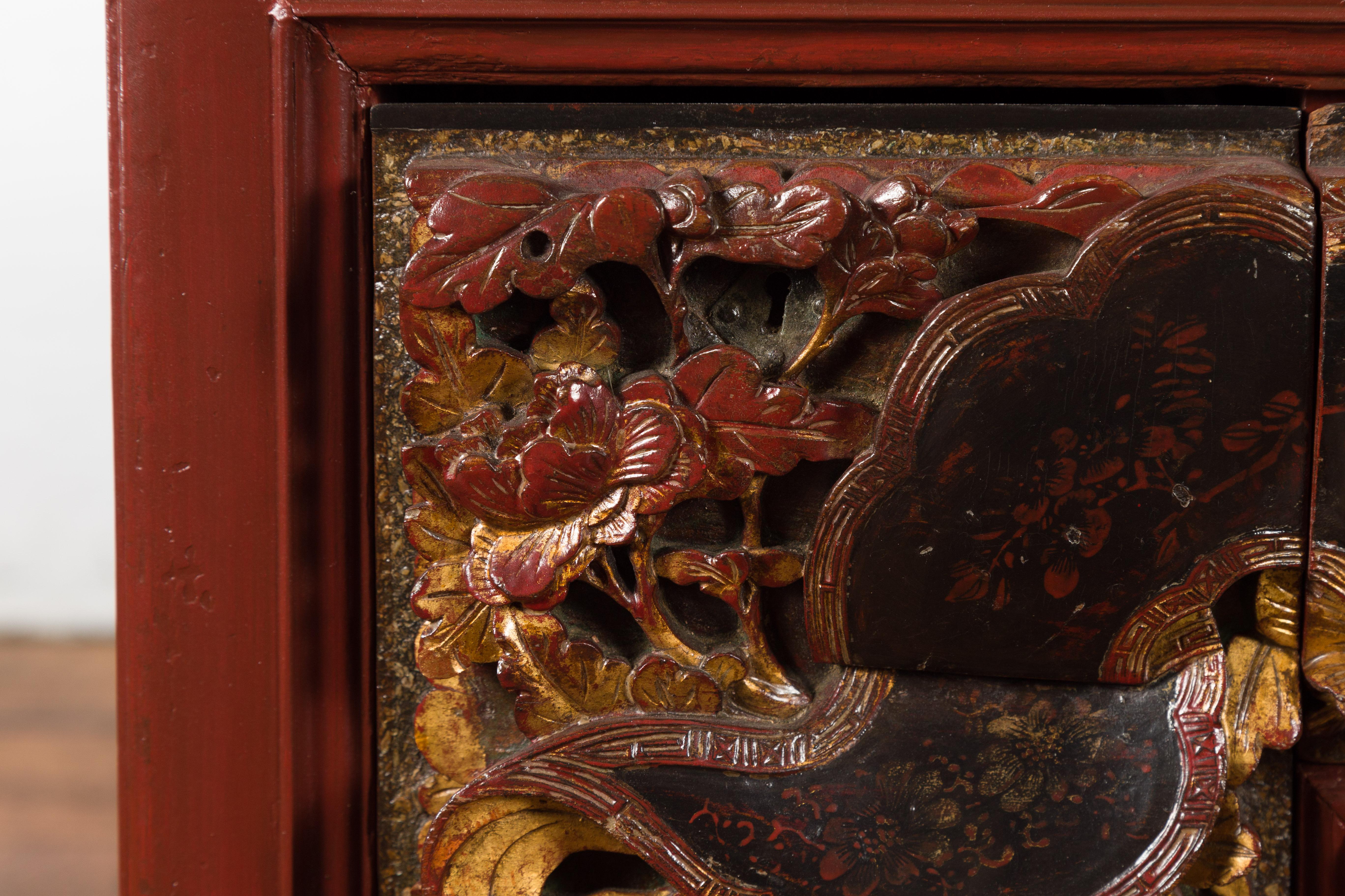 Table console chinoise laquée rouge avec tiroirs sculptés à la main et étagère géométrique en vente 5