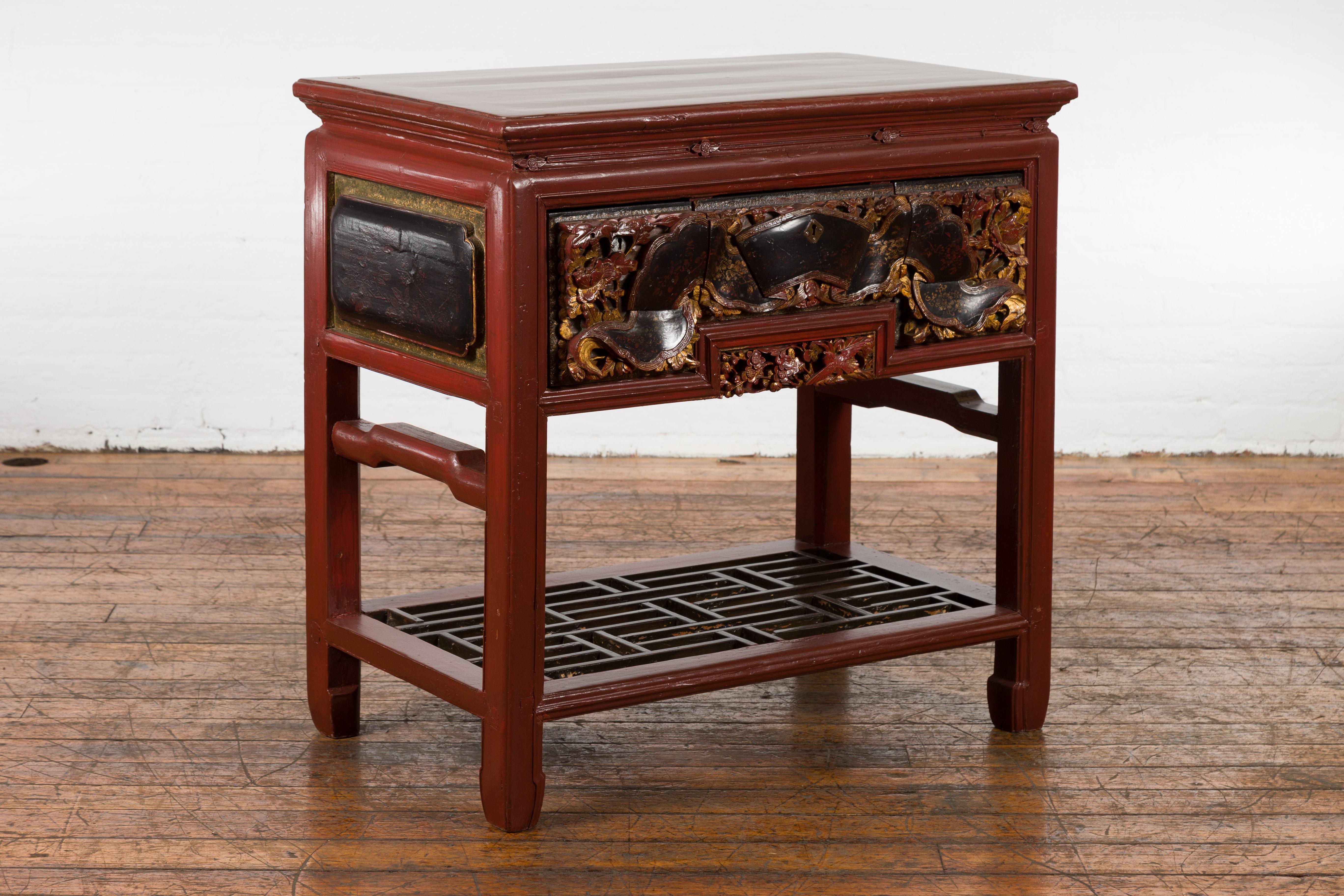 Chinois Table console chinoise laquée rouge avec tiroirs sculptés à la main et étagère géométrique en vente