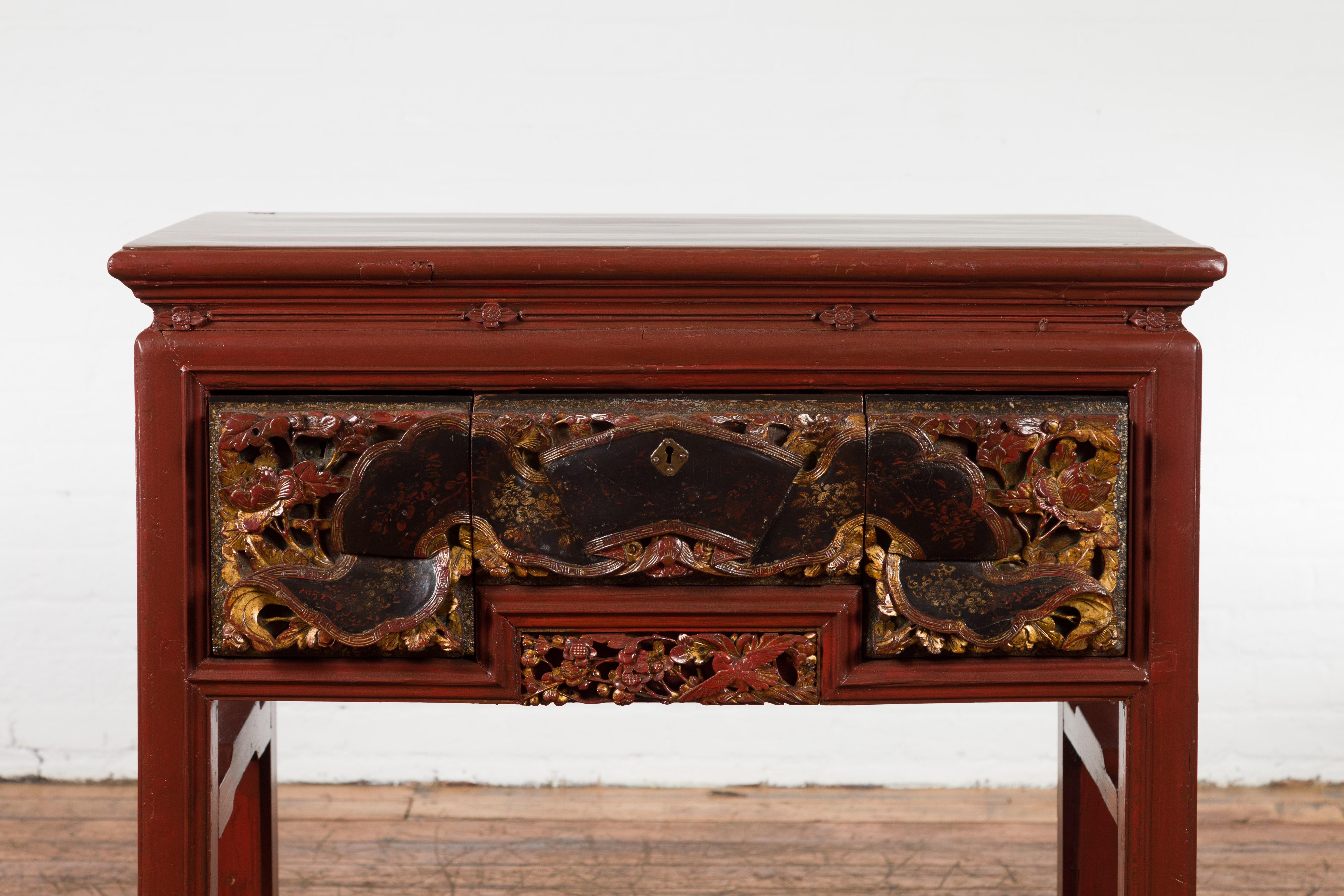 20ième siècle Table console chinoise laquée rouge avec tiroirs sculptés à la main et étagère géométrique en vente