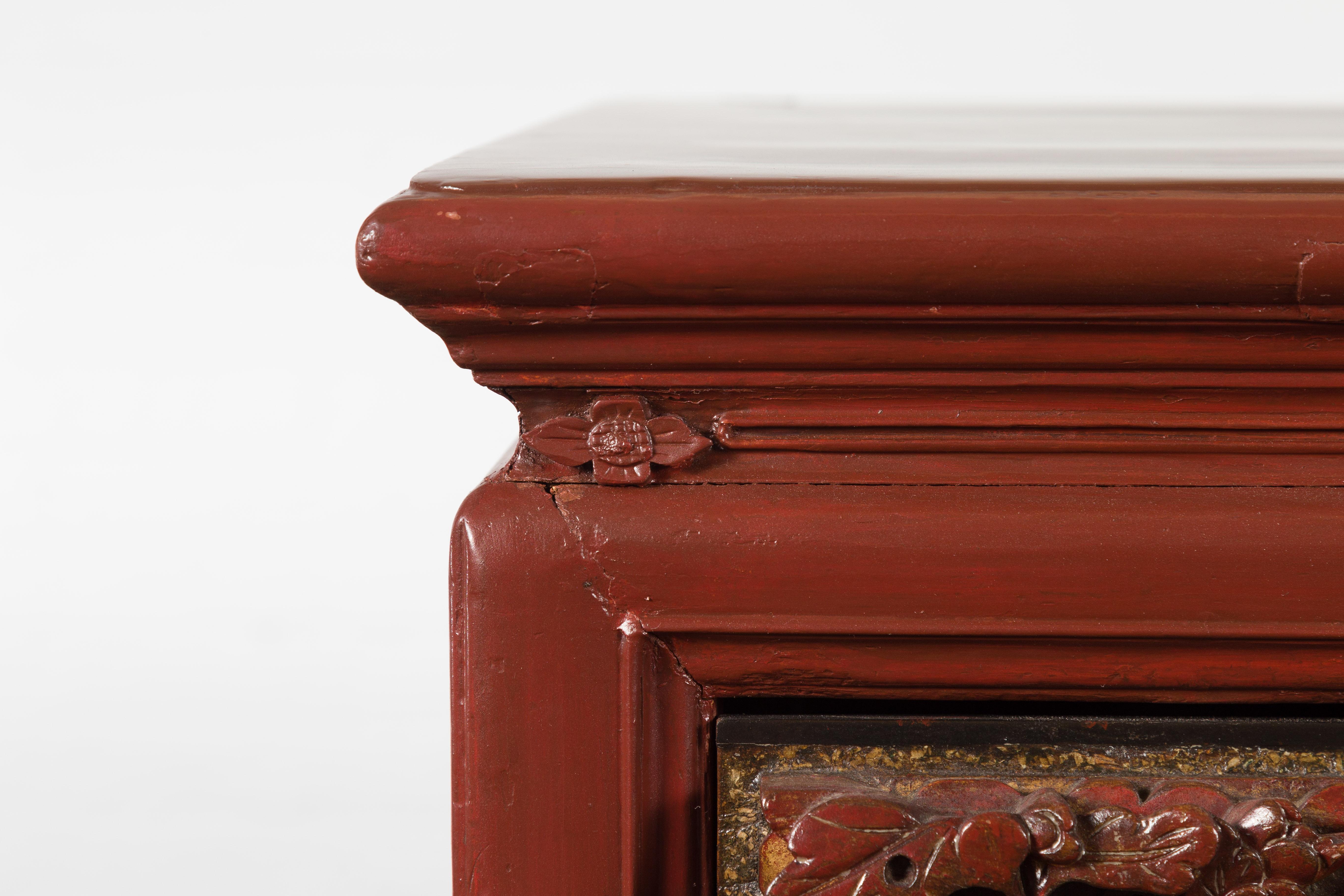 Bois Table console chinoise laquée rouge avec tiroirs sculptés à la main et étagère géométrique en vente
