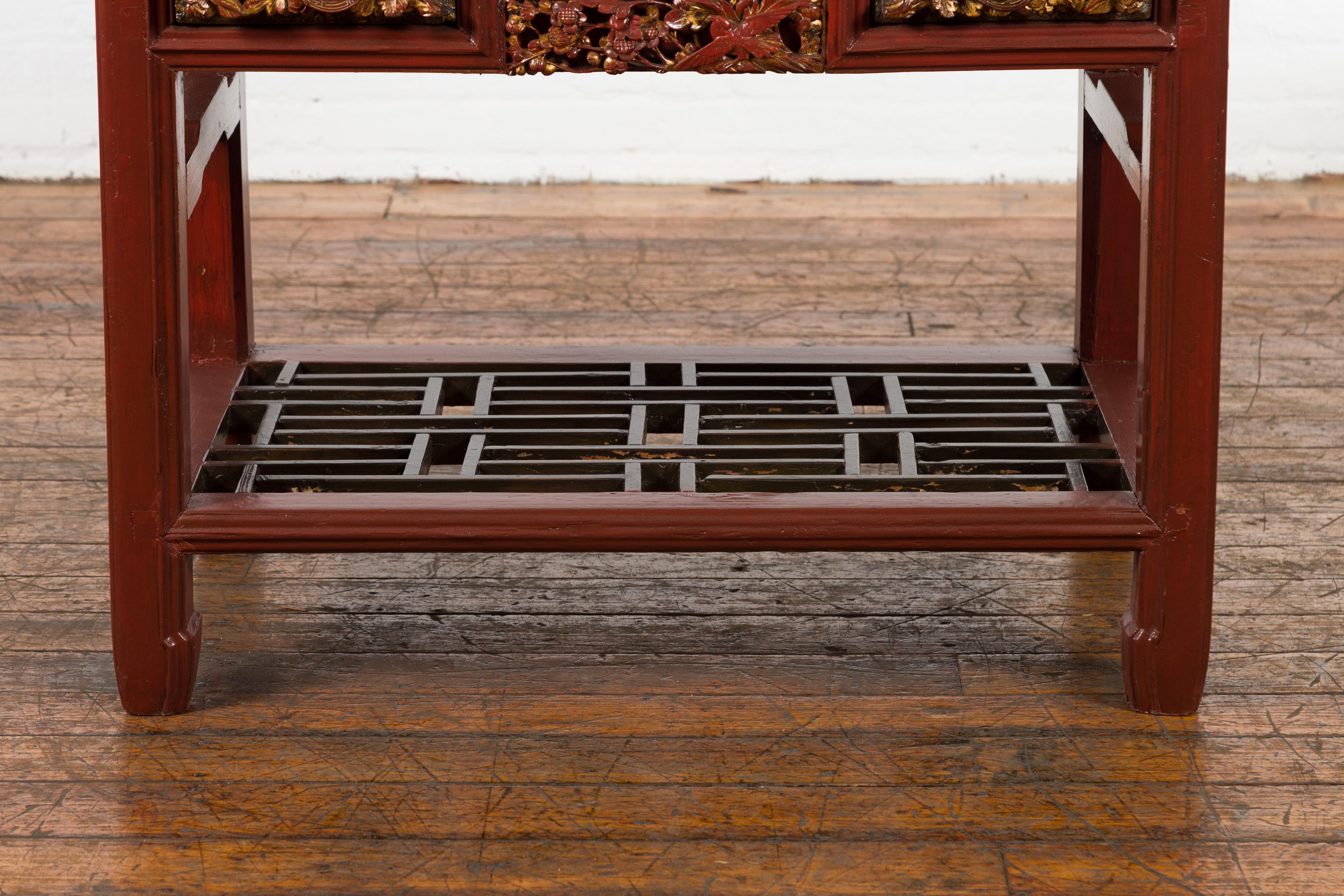 Table console chinoise laquée rouge avec tiroirs sculptés à la main et étagère géométrique en vente 1