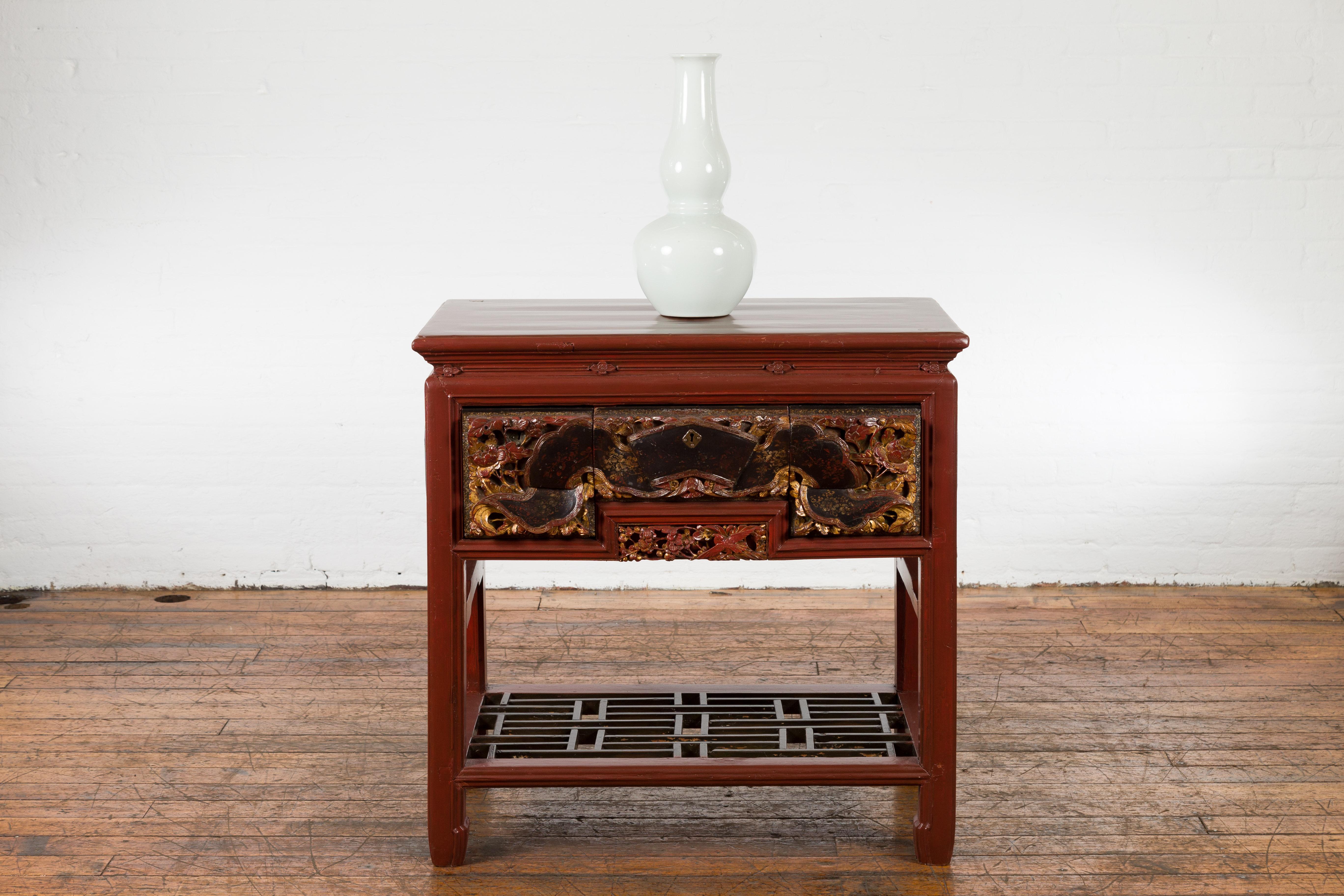 Table console chinoise laquée rouge avec tiroirs sculptés à la main et étagère géométrique en vente 2