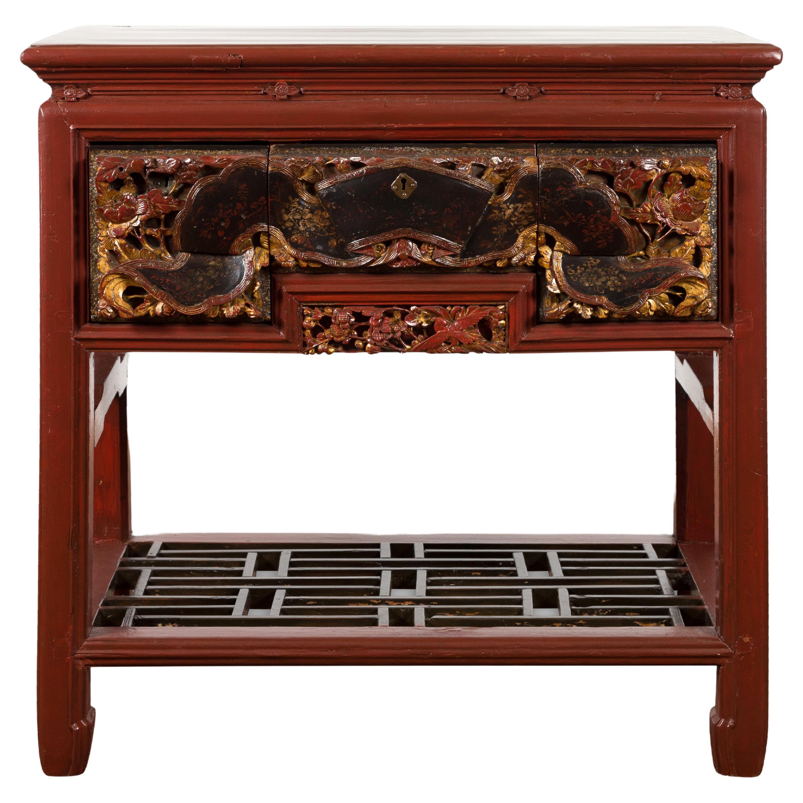 Table console chinoise laquée rouge avec tiroirs sculptés à la main et étagère géométrique