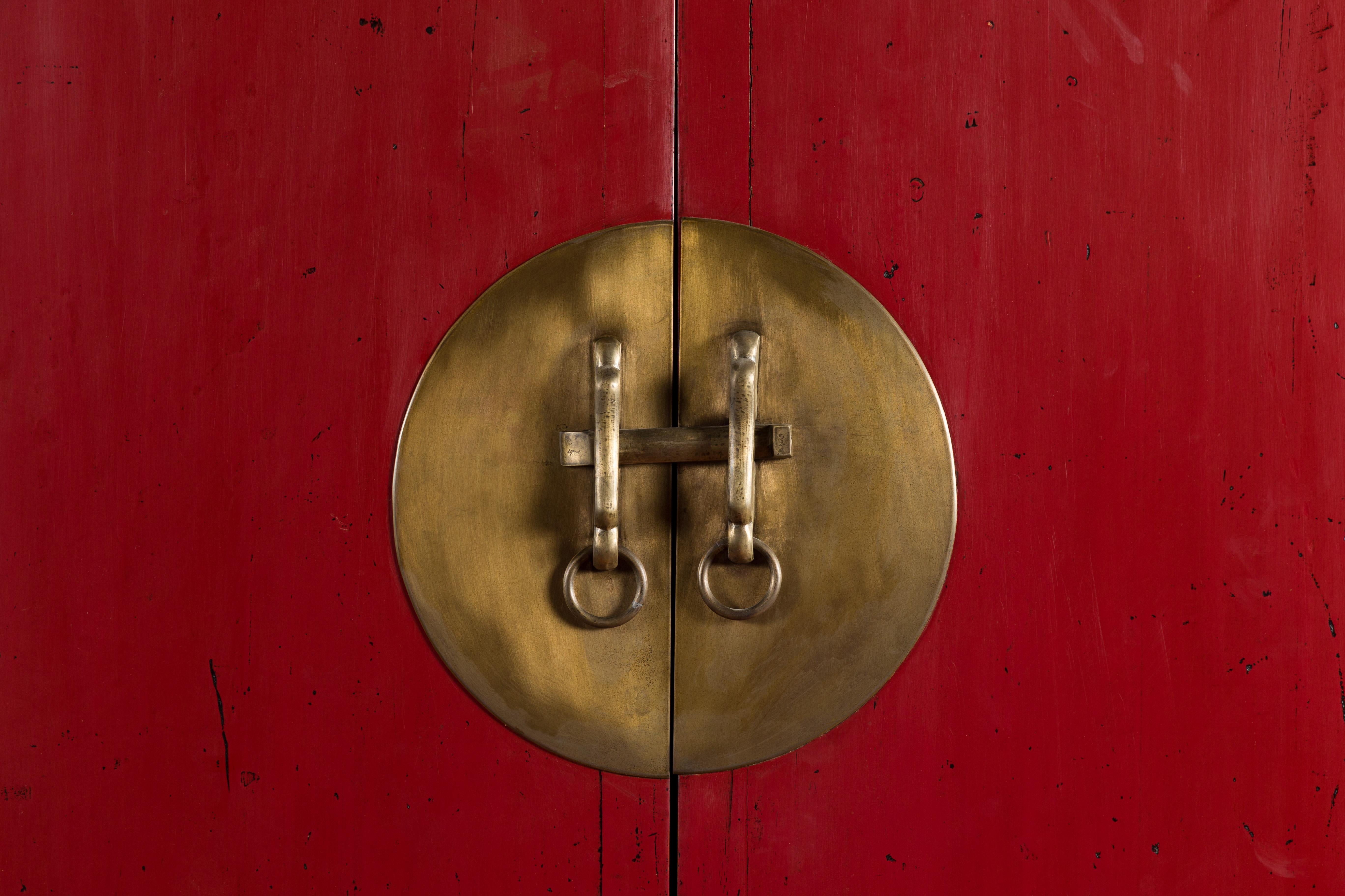 Chinese Red Lacquered Qing Dynasty 19th Century Cabinet with Carved Gilt Apron For Sale 2