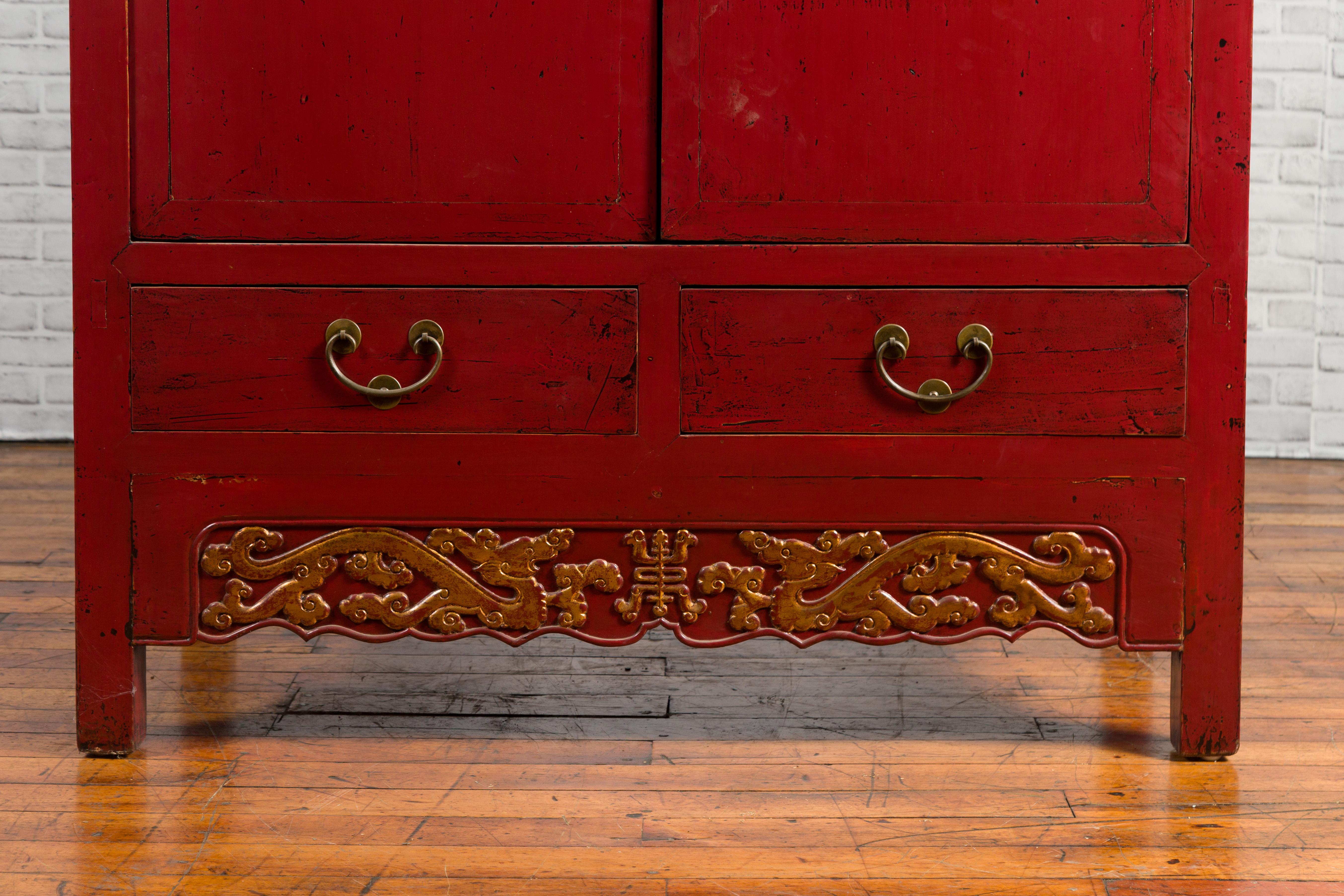 19th Century Red Lacquered Qing Dynasty Cabinet with Carved Dragons and Drawers For Sale 2