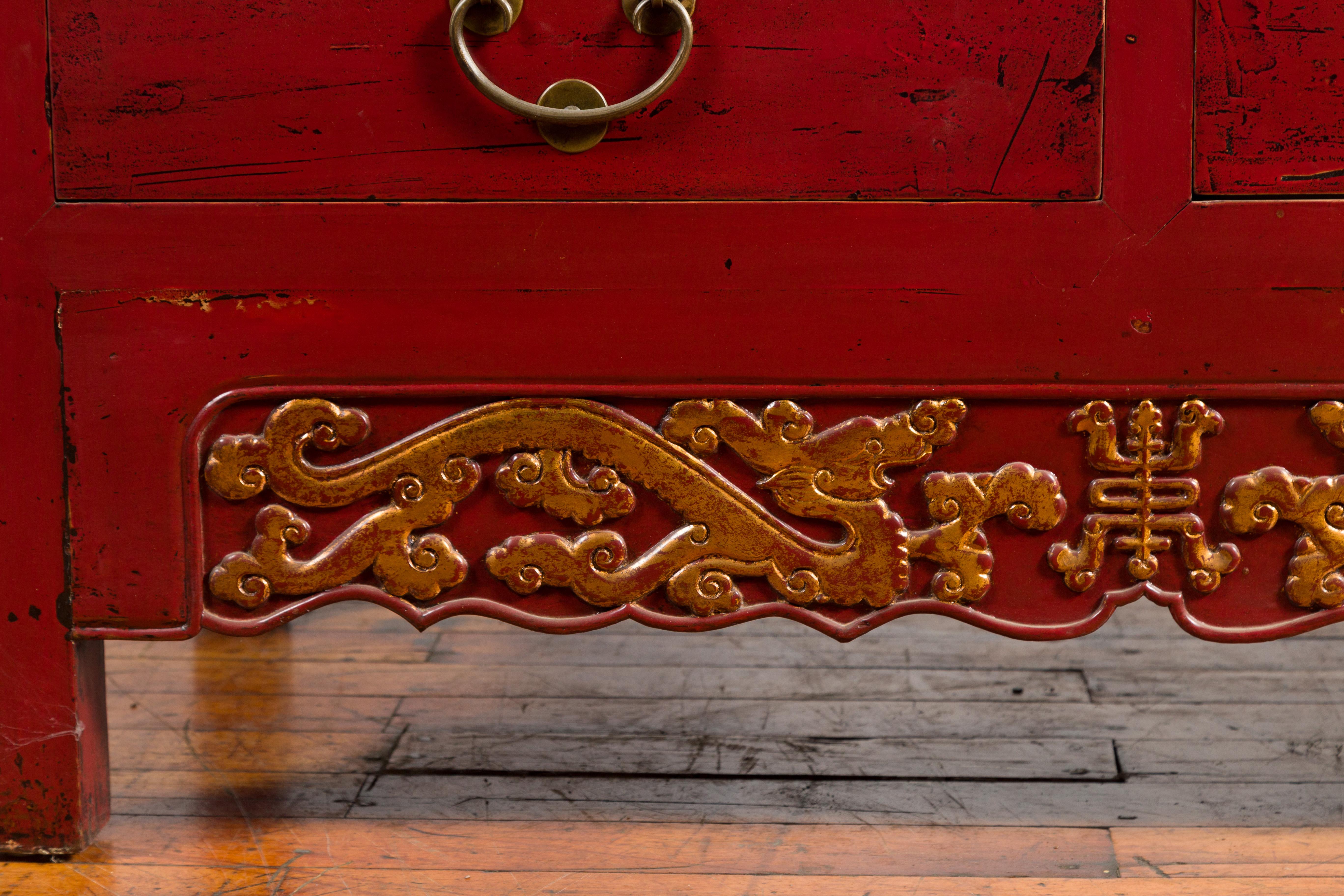 19th Century Red Lacquered Qing Dynasty Cabinet with Carved Dragons and Drawers For Sale 3