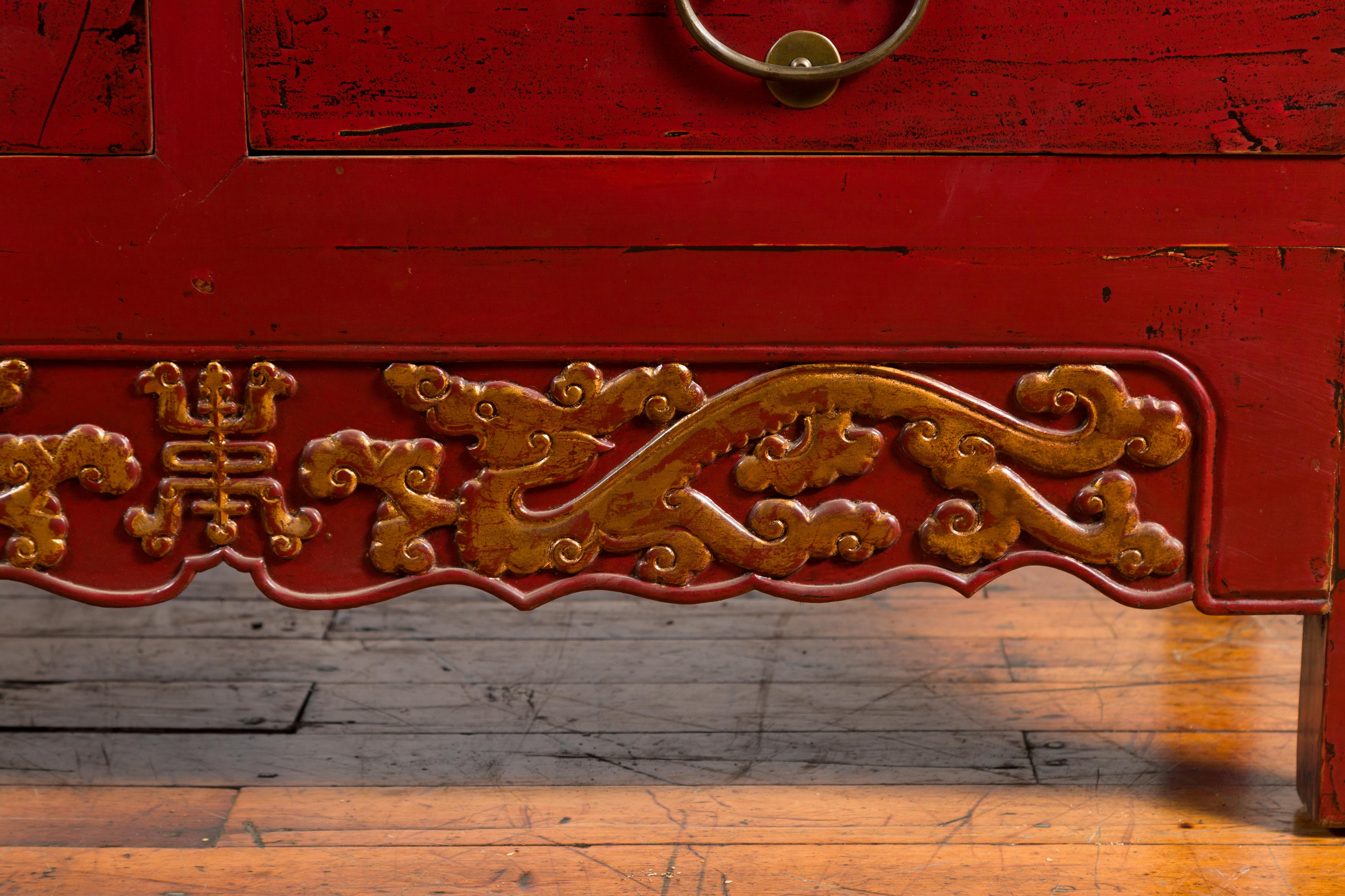 Chinese Red Lacquered Qing Dynasty 19th Century Cabinet with Carved Gilt Apron For Sale 5