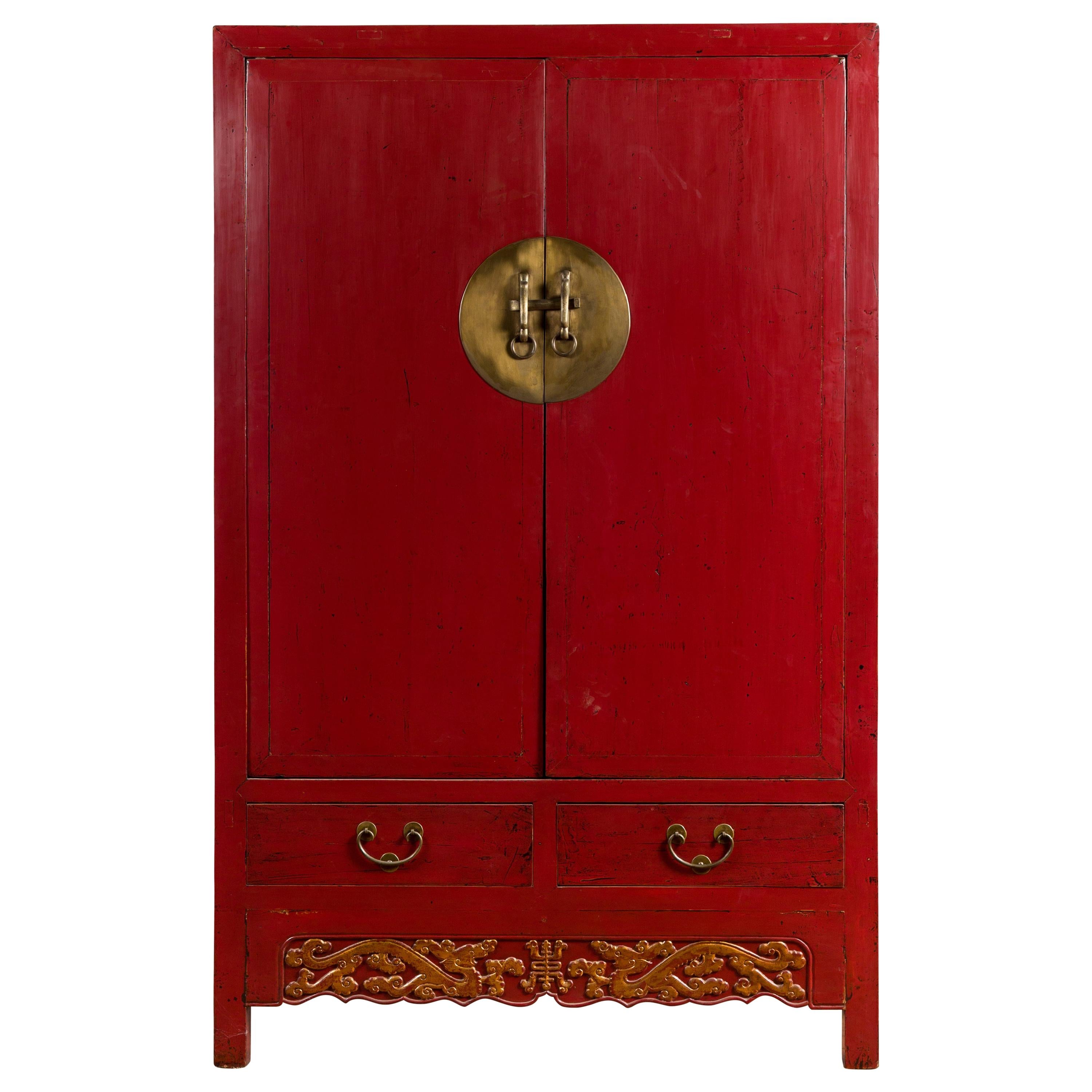 Cabinet chinois laqué rouge de la dynastie Qing du 19e siècle avec tablier sculpté et doré