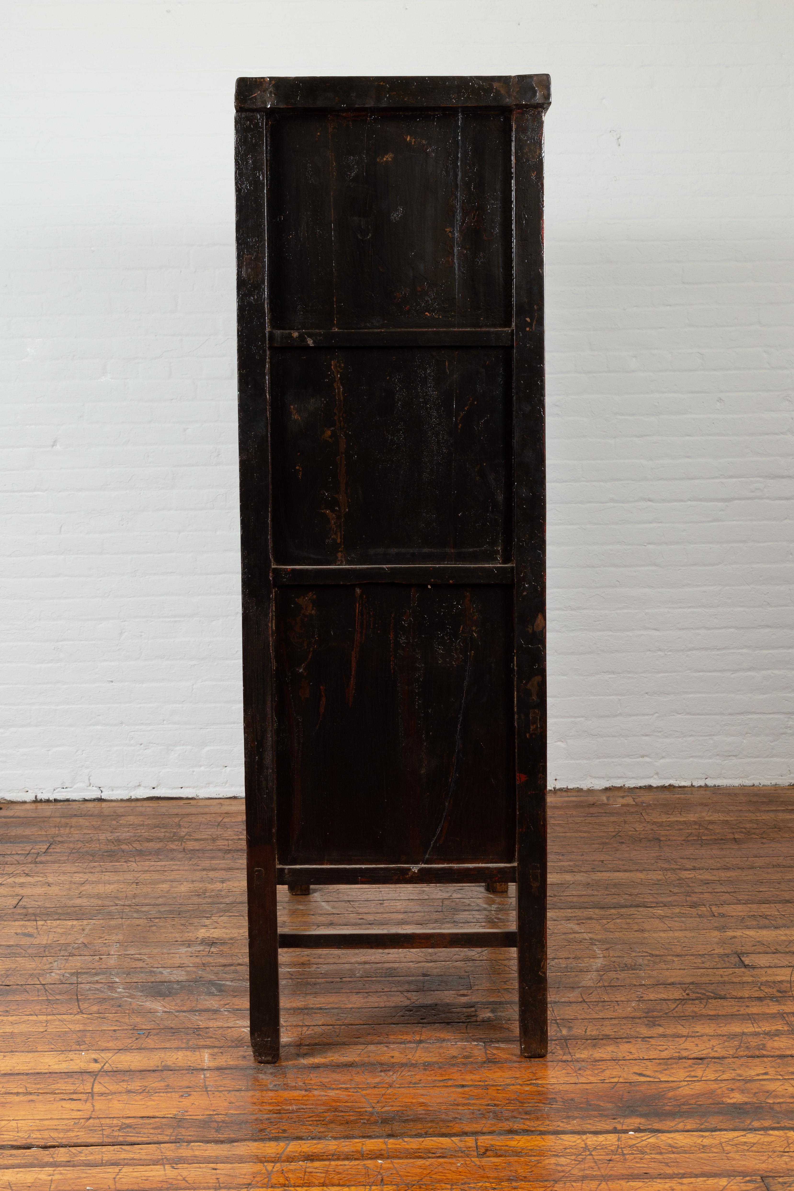 Armoire chinoise du 19ème siècle laquée rouge de la dynastie Qing avec décor de chinoiseries en vente 1