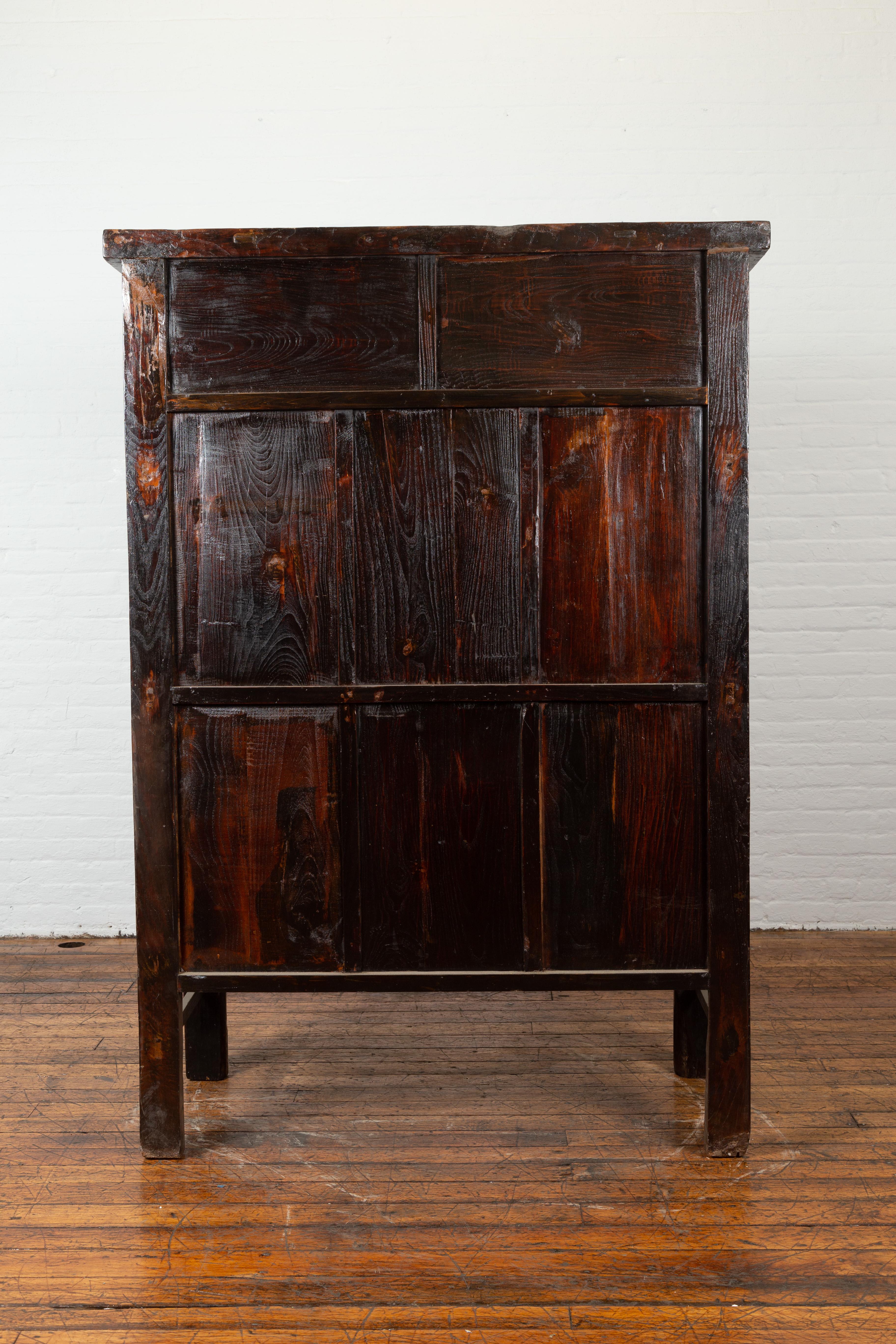 Armoire chinoise du 19ème siècle laquée rouge de la dynastie Qing avec décor de chinoiseries en vente 2