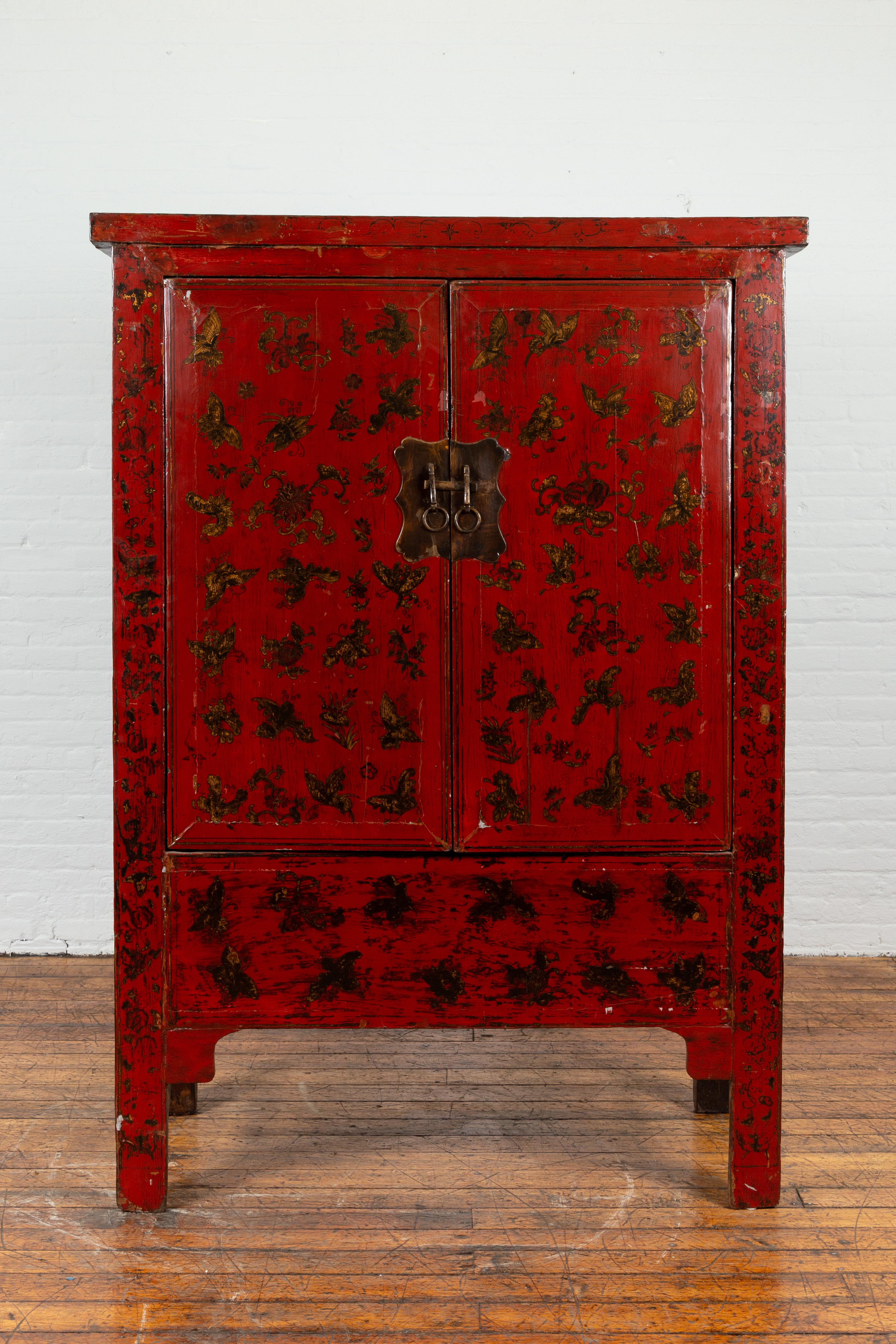 A Chinese Qing Dynasty period red lacquered cabinet from the 19th century, with chinoiserie décor. Created in China during the Qing dynasty, this cabinet captures our attention with its red lacquered finish perfectly adorned with chinoiserie motifs