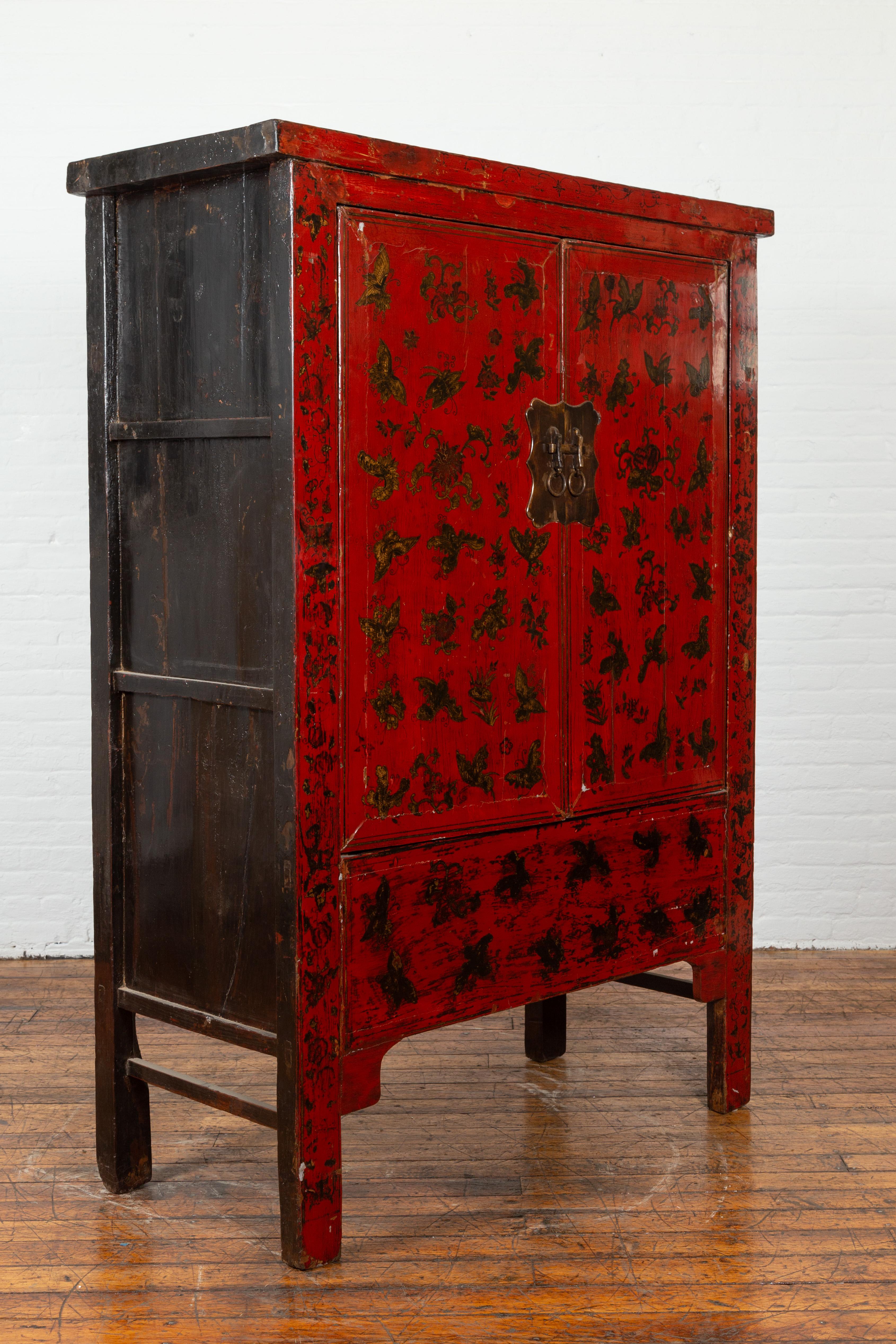 Chinese Red Lacquered Qing Dynasty 19th Century Cabinet with Chinoiserie Décor In Good Condition For Sale In Yonkers, NY