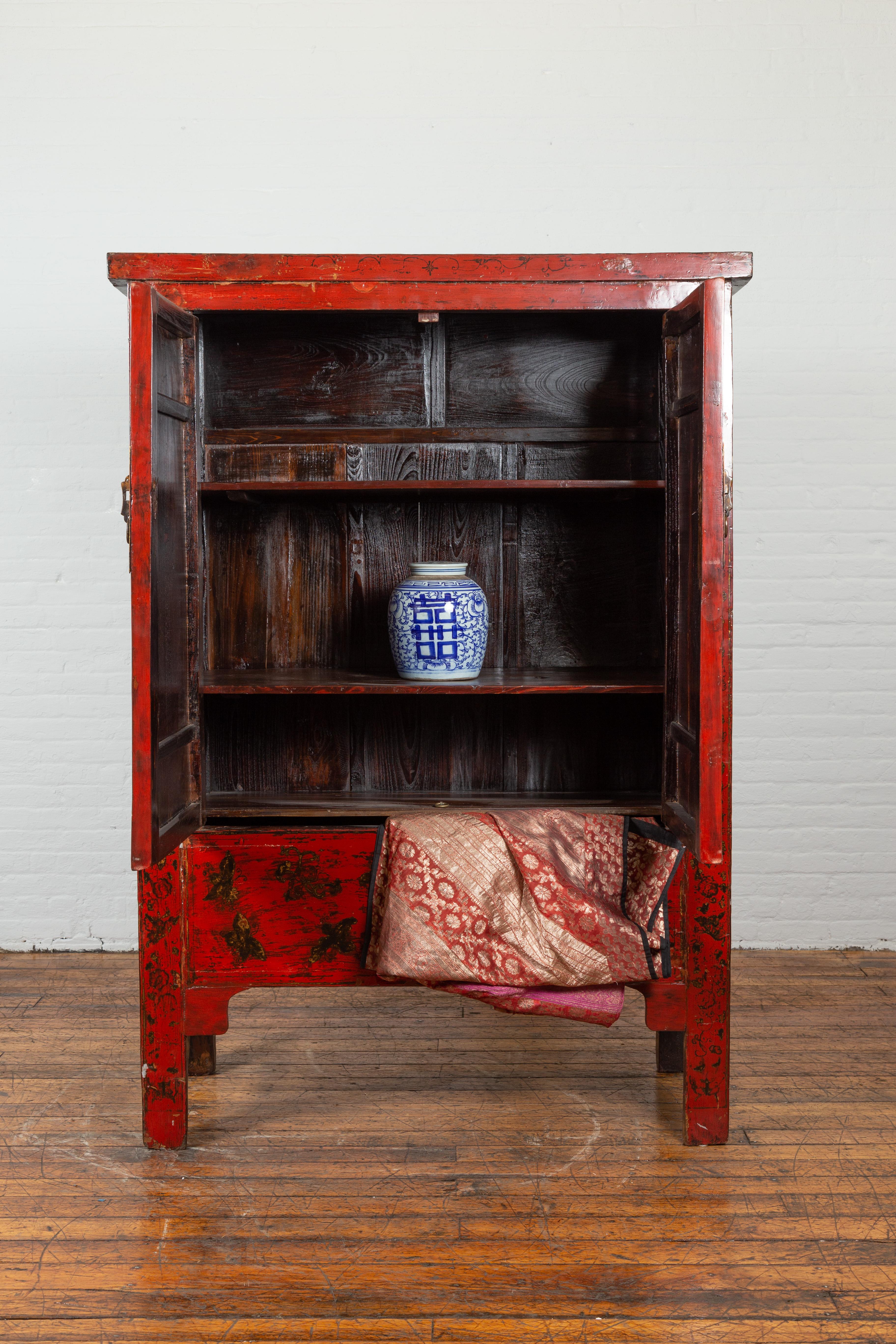 Wood Chinese Red Lacquered Qing Dynasty 19th Century Cabinet with Chinoiserie Décor For Sale