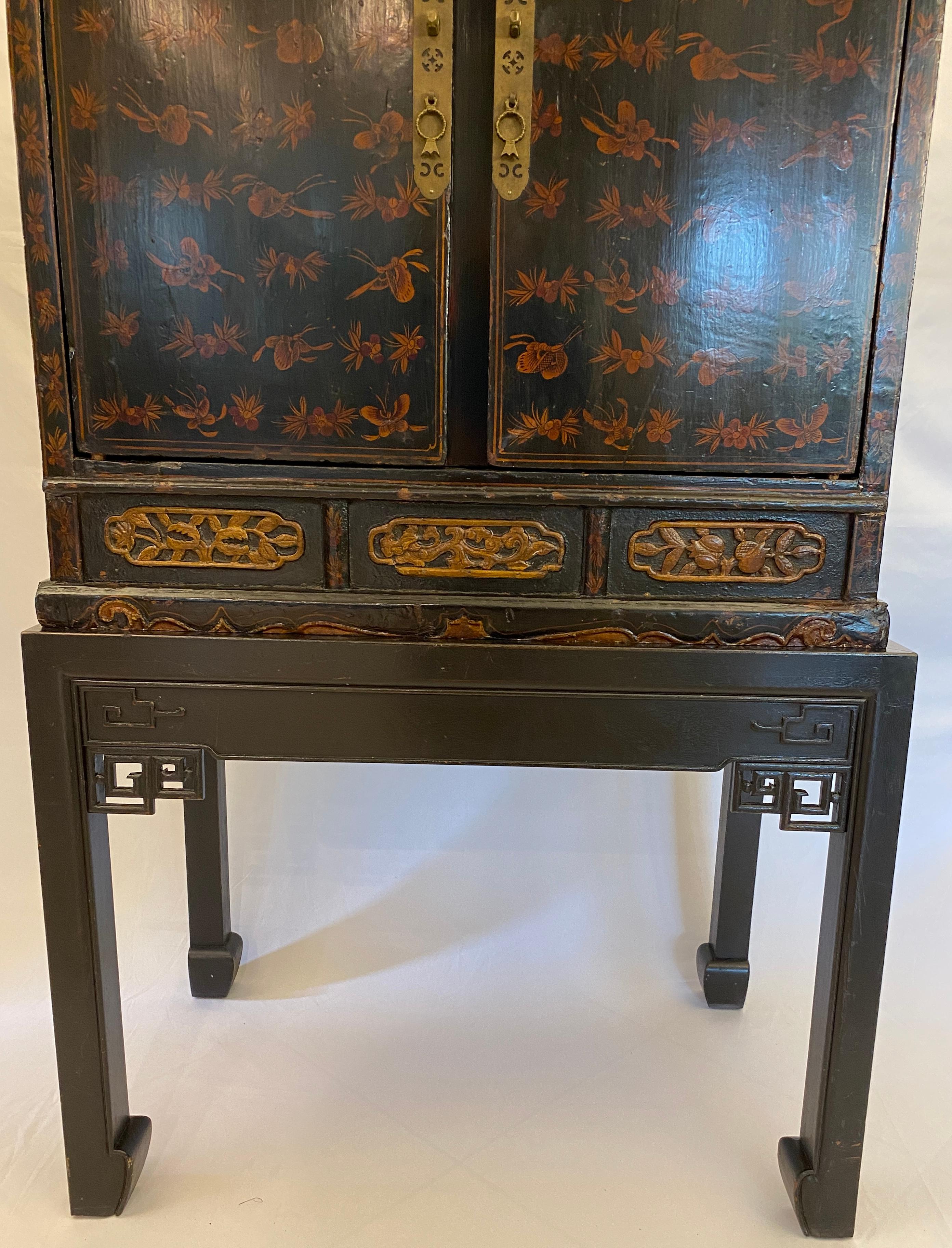 Chinese Red Lacquered Qing Dynasty 19th Century Dry Bar Cabinet (Handgeschnitzt) im Angebot