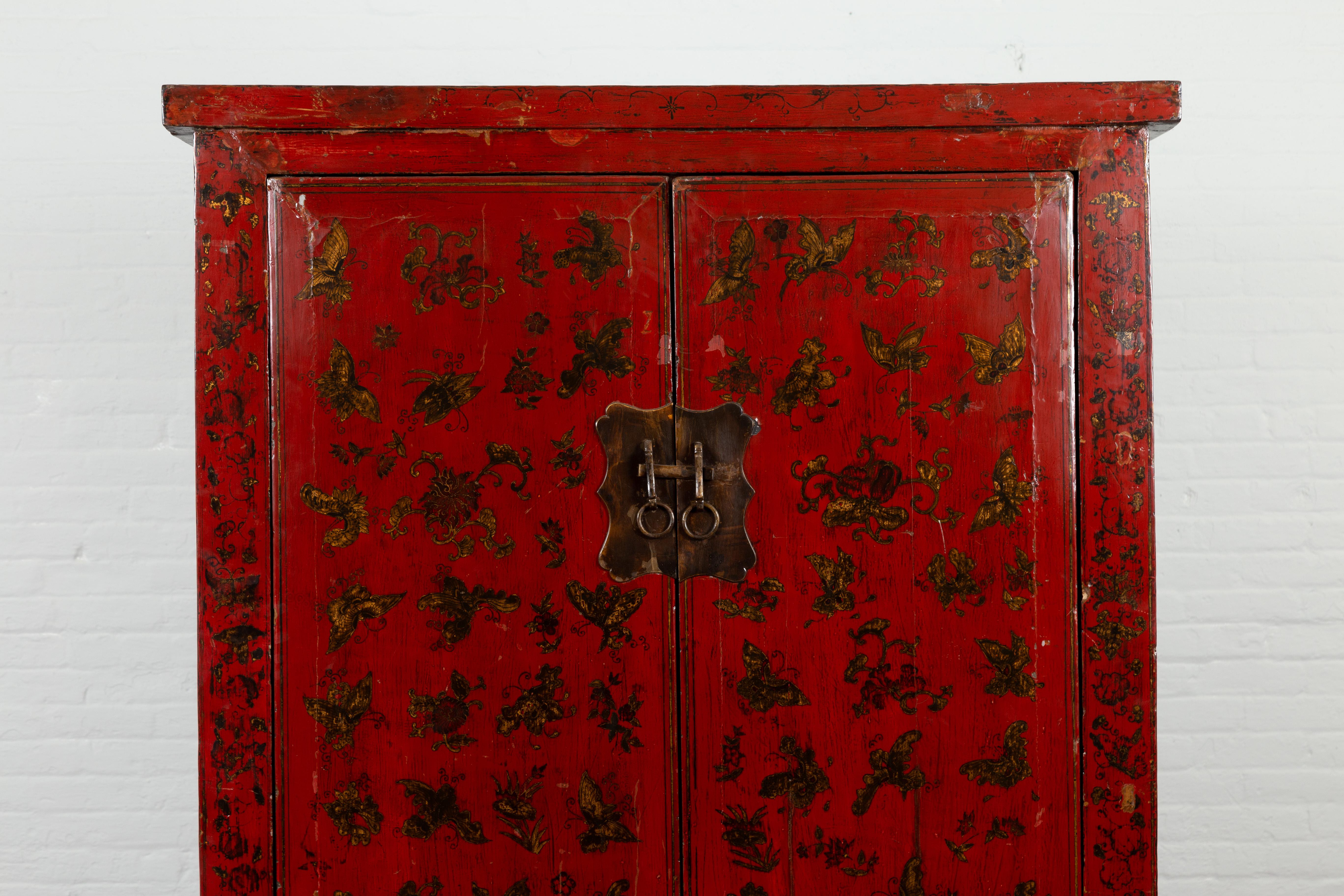 Chinese Red Lacquered Qing Dynasty 19th Century Cabinet with Chinoiserie Décor For Sale 1
