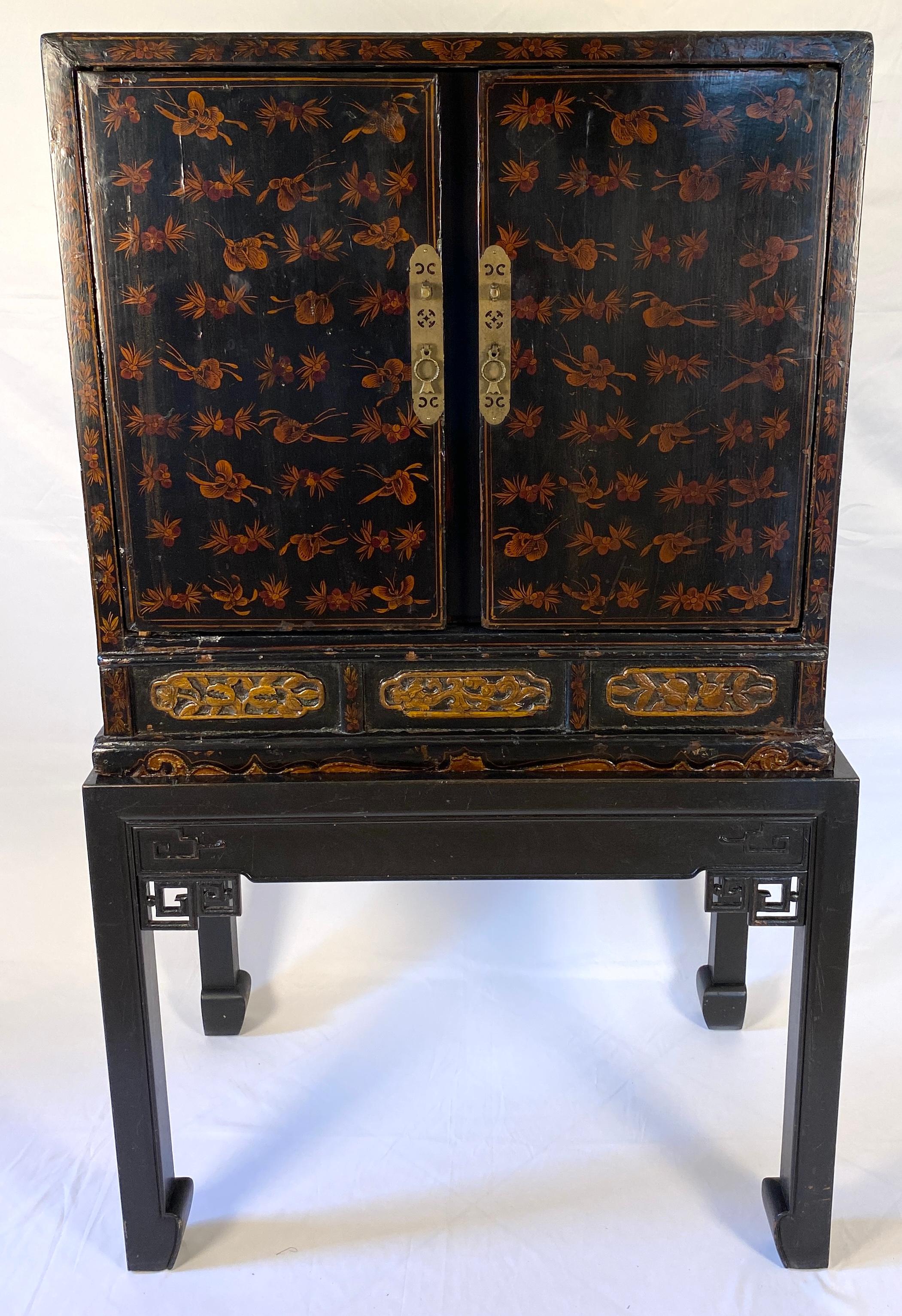 Wood Chinese Red Lacquered Qing Dynasty 19th Century Dry Bar Cabinet For Sale
