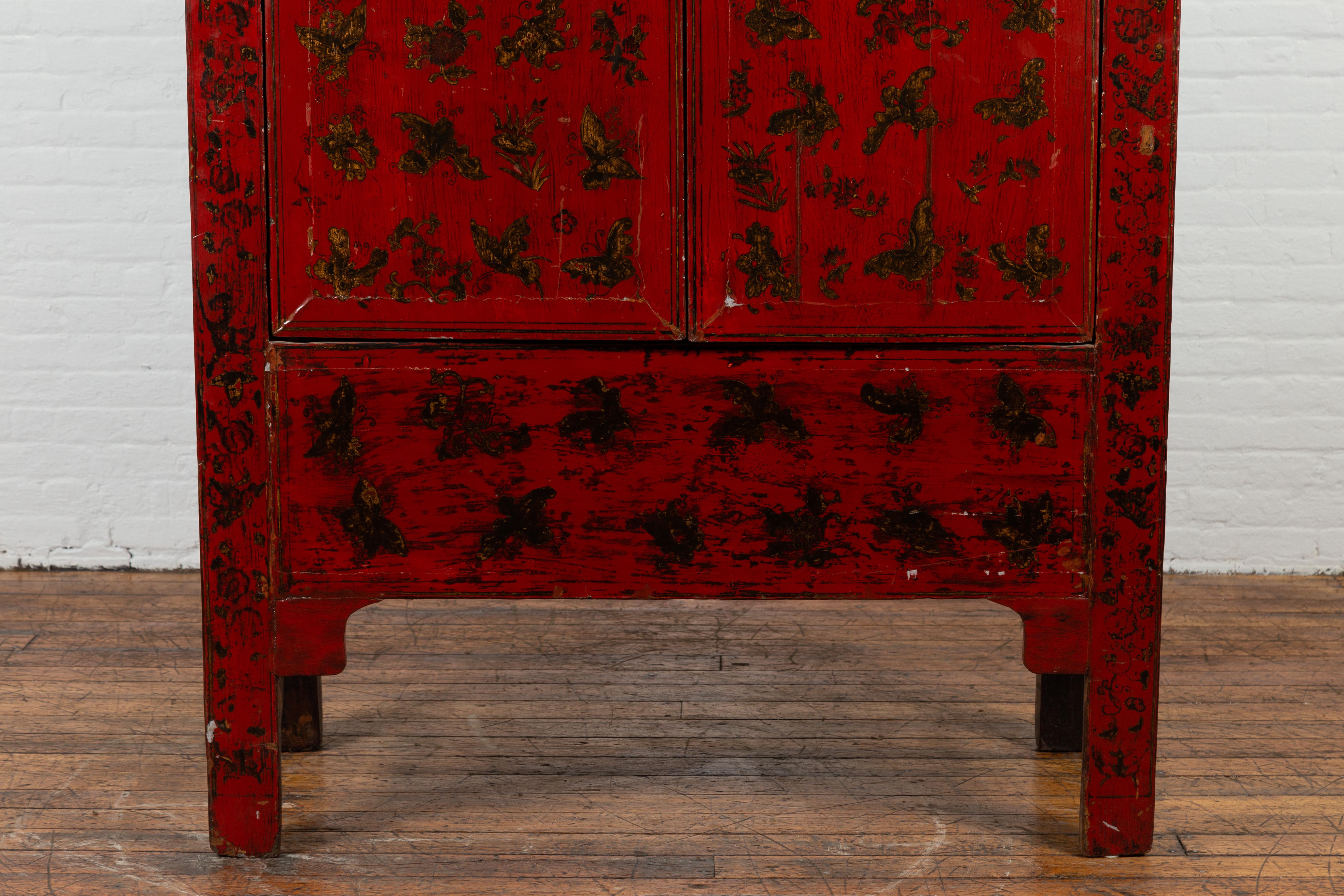 Chinois Armoire chinoise du 19ème siècle laquée rouge de la dynastie Qing avec décor de chinoiseries en vente