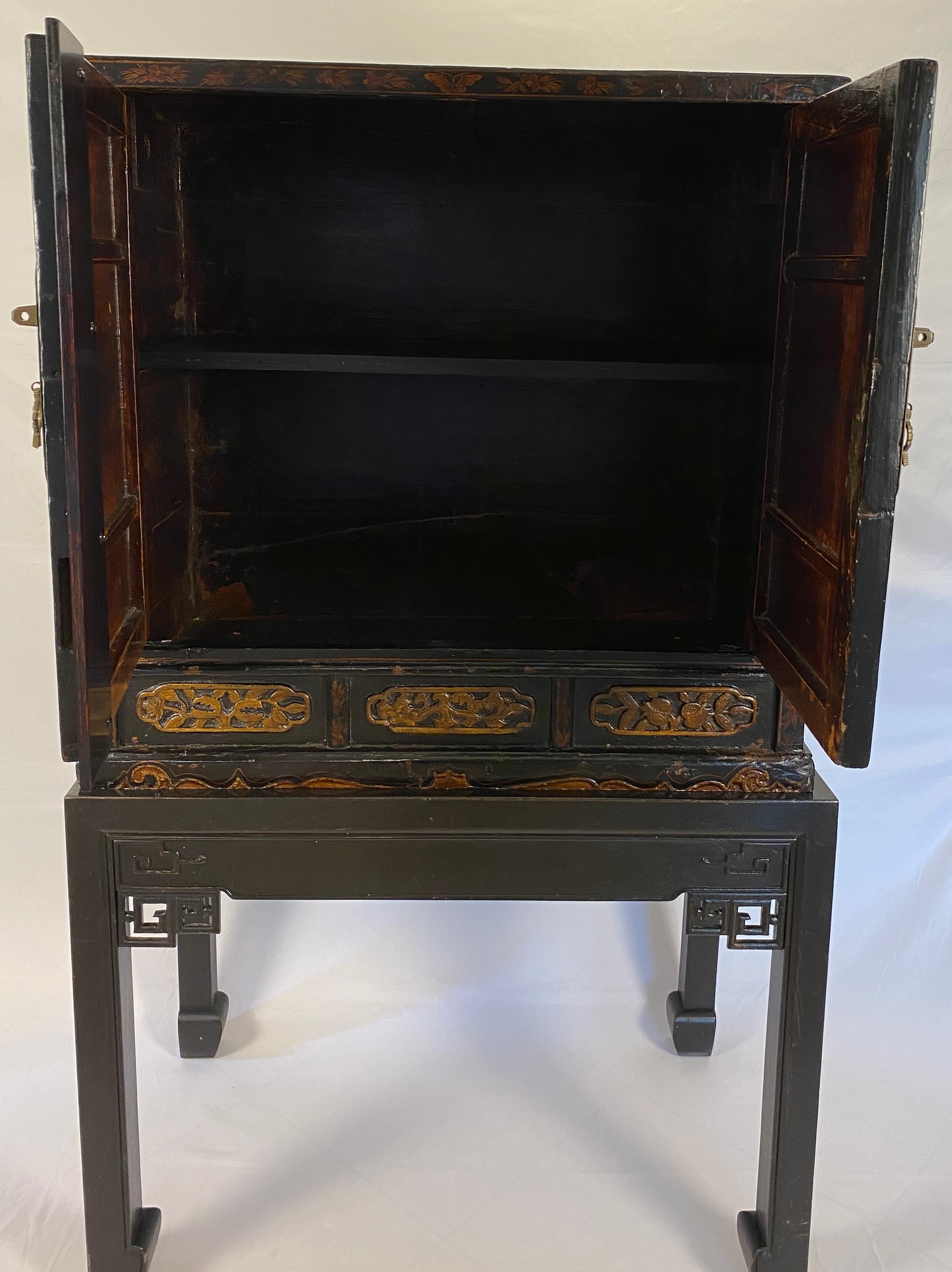 Chinese Red Lacquered Qing Dynasty 19th Century Dry Bar Cabinet For Sale 1