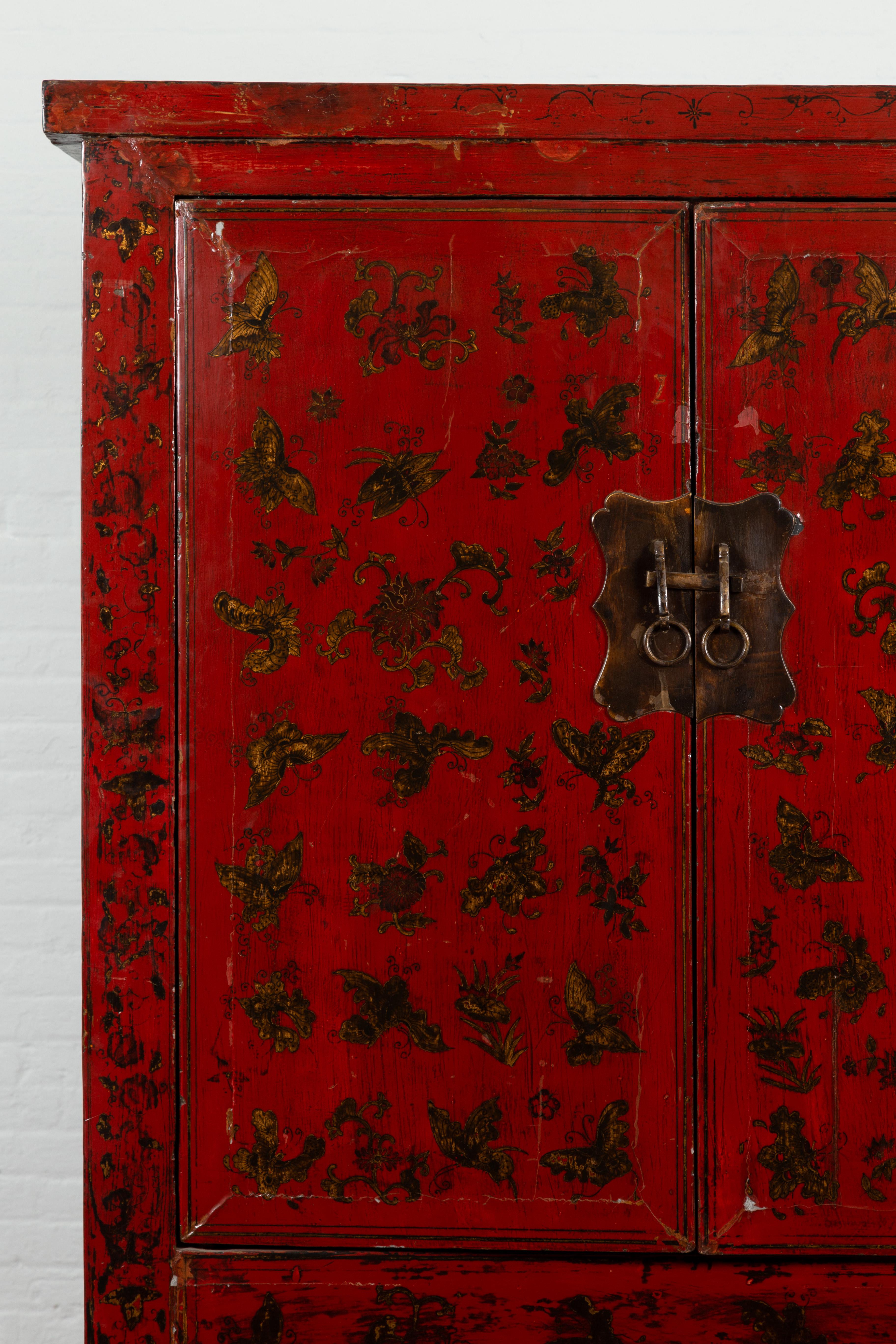 Chinese Red Lacquered Qing Dynasty 19th Century Cabinet with Chinoiserie Décor For Sale 3