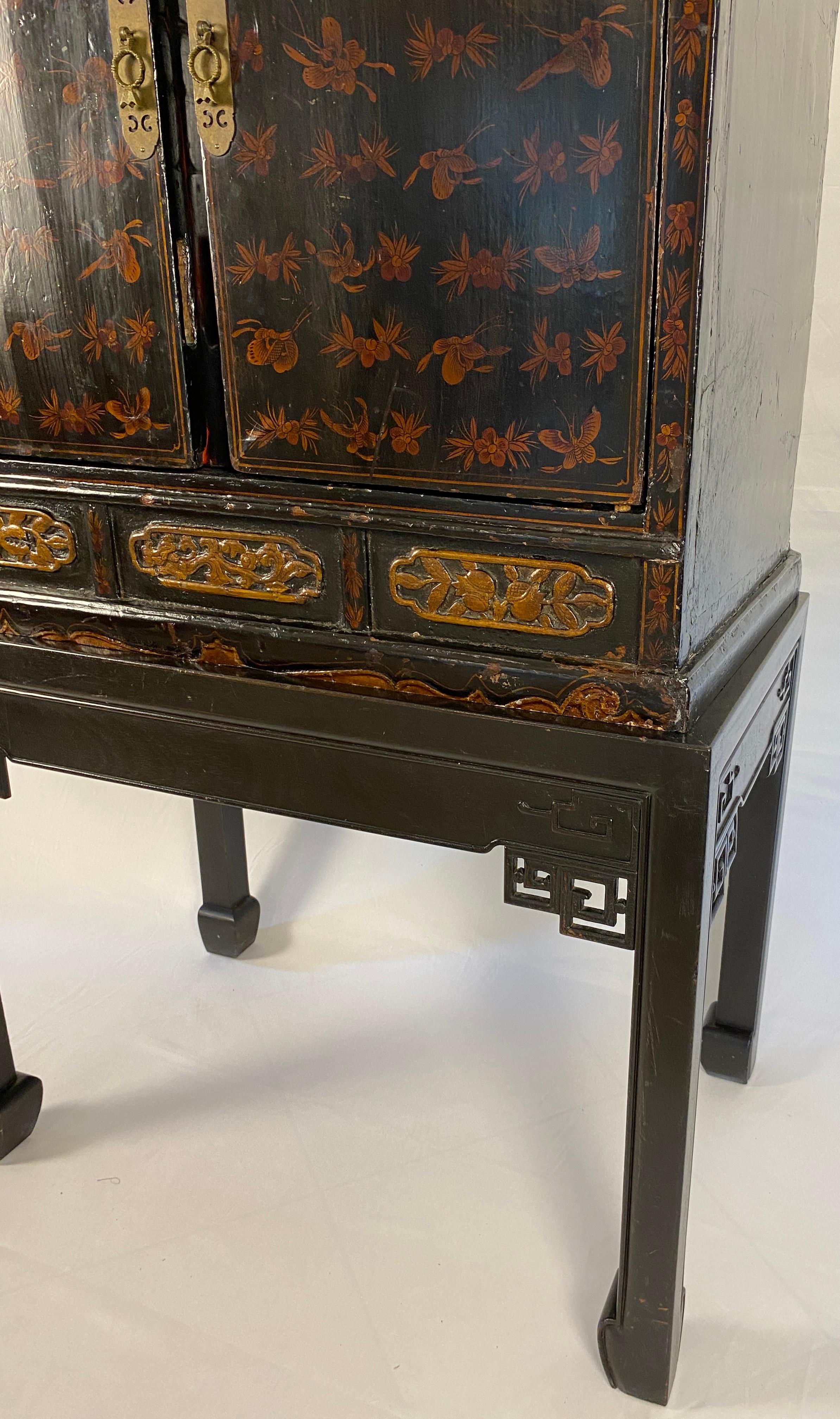 Chinese Red Lacquered Qing Dynasty 19th Century Dry Bar Cabinet For Sale 2