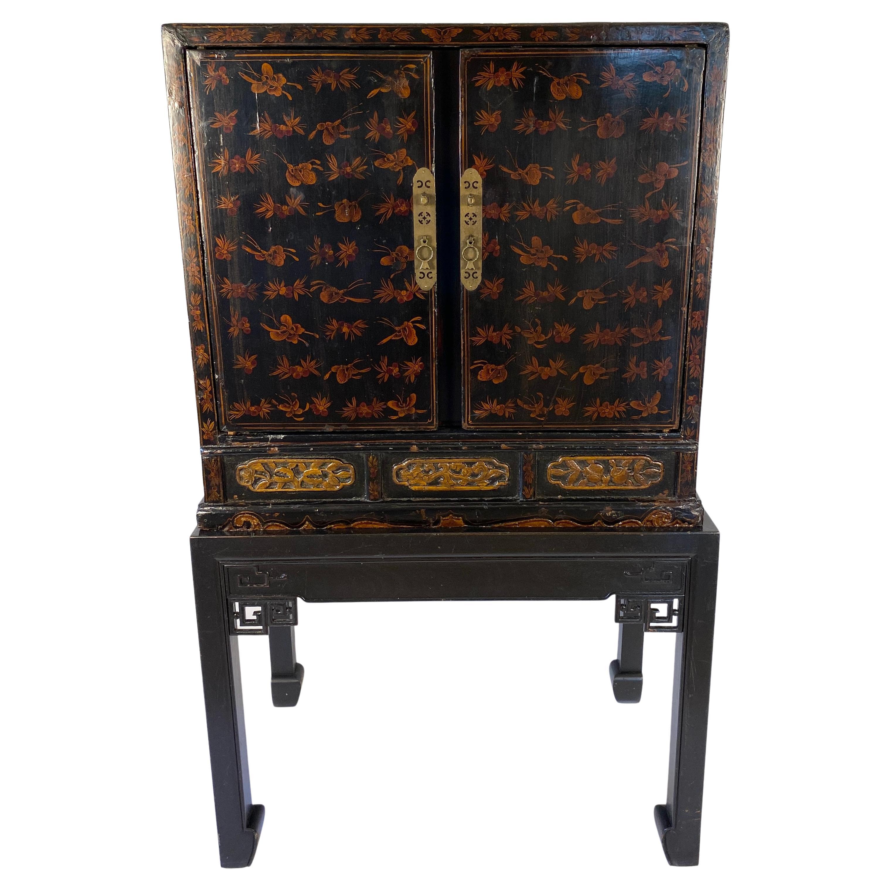 Chinese Red Lacquered Qing Dynasty 19th Century Dry Bar Cabinet im Angebot