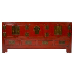 Buffet chinois laqué rouge / Table centrale basse / Quatre tiroirs 