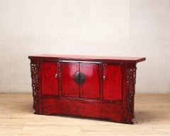 Buffet chinois laqué rouge à quatre portes restauré