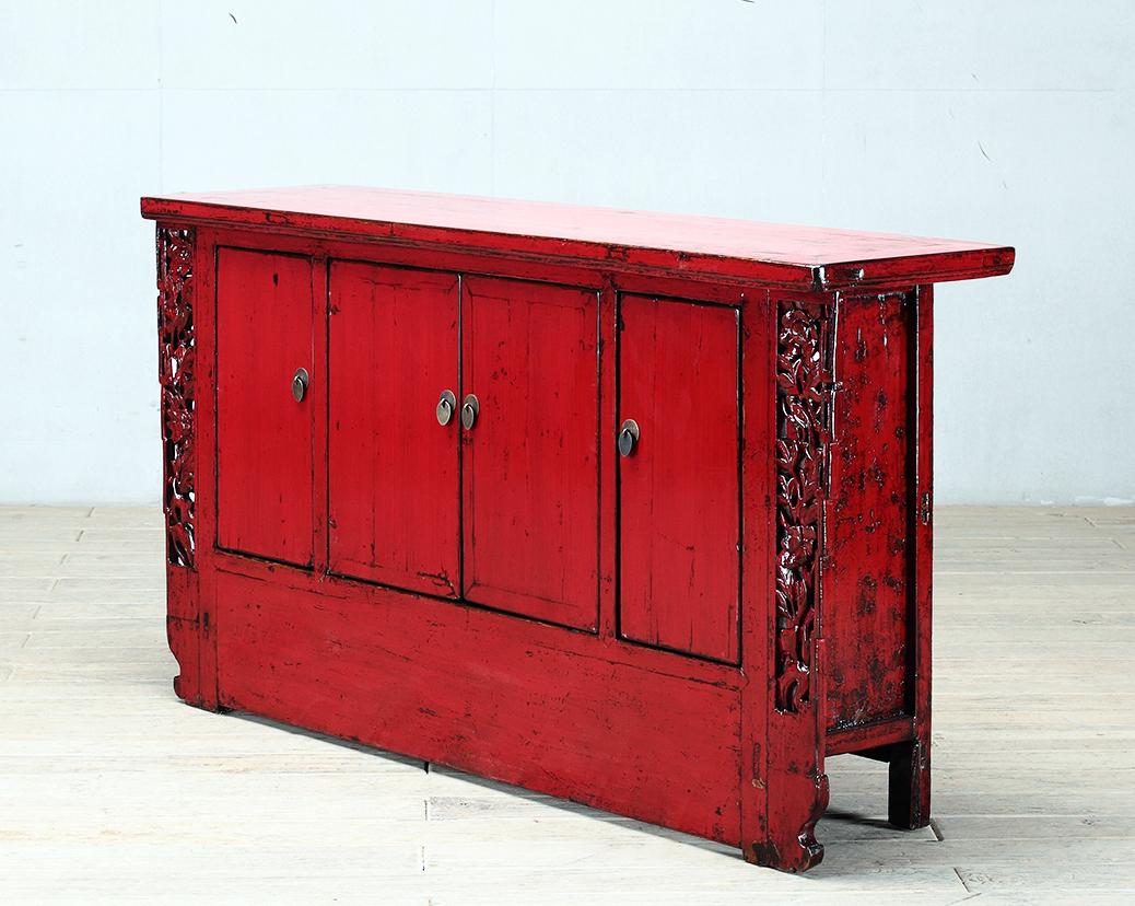 Bois de récupération Buffet chinois laqué rouge à quatre portes restauré