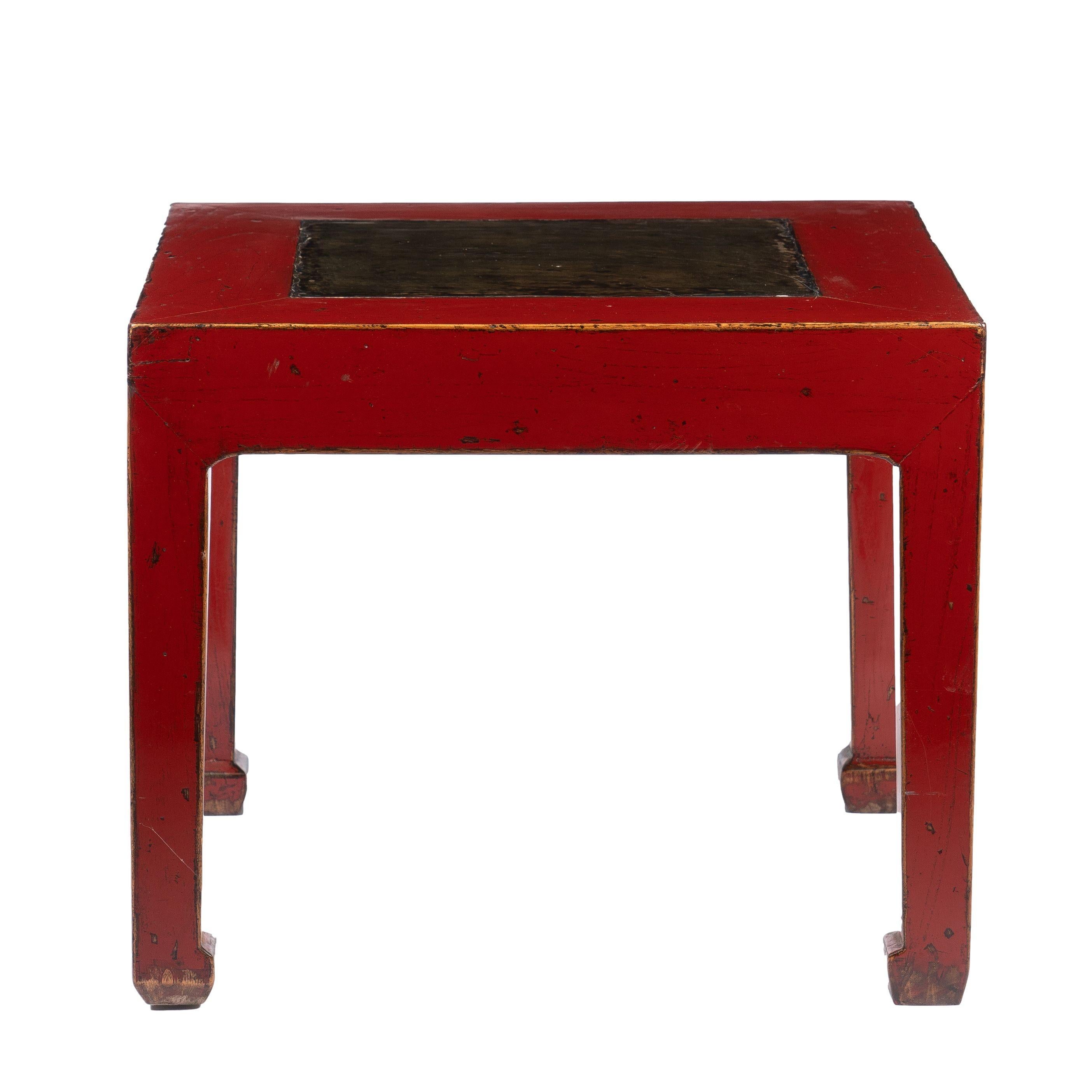 Chinesischer rot lackierter quadratischer Tisch mit eingelassener Steinplatte, 1900 im Zustand „Starke Gebrauchsspuren“ im Angebot in Kenilworth, IL