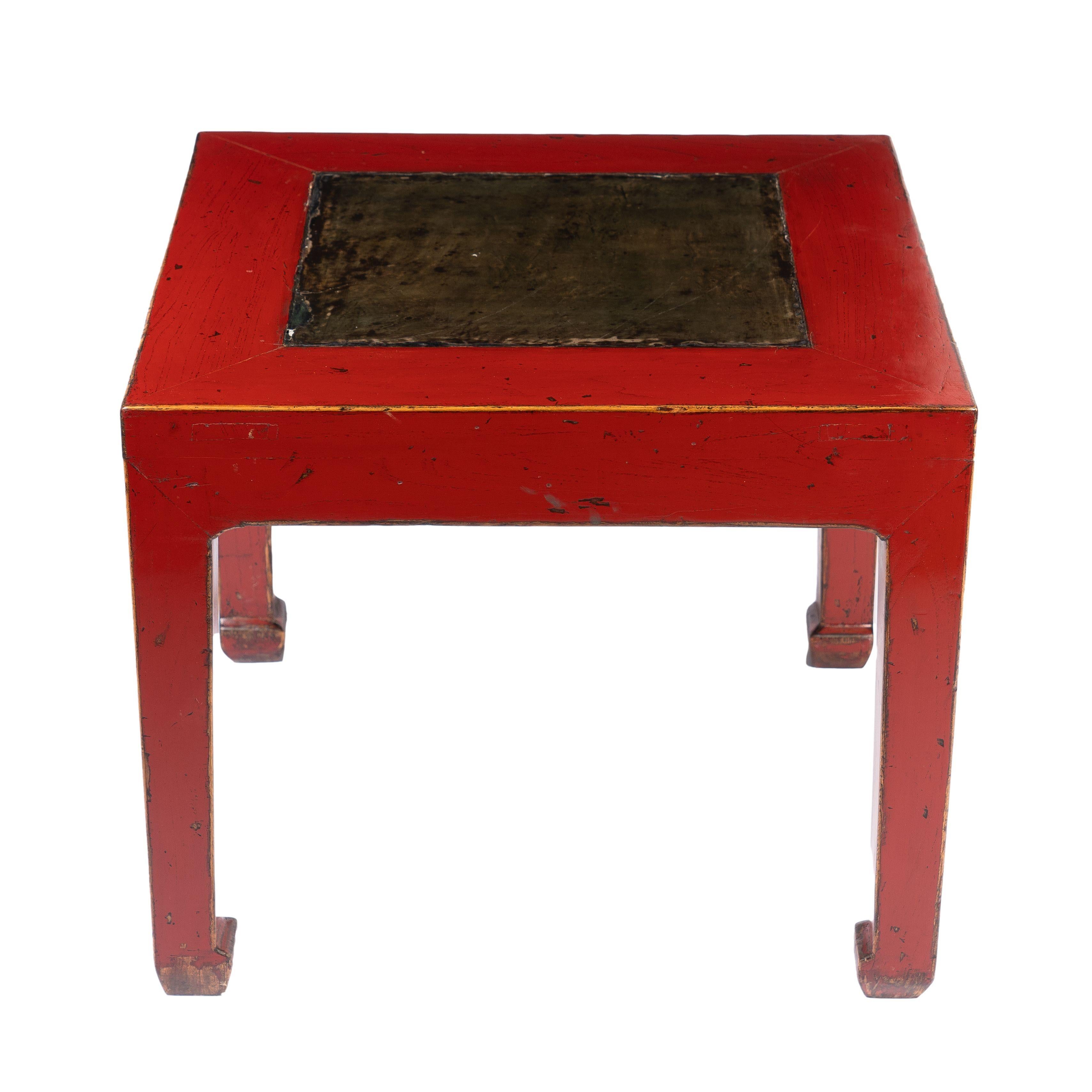 Chinesischer rot lackierter quadratischer Tisch mit eingelassener Steinplatte, 1900 (20. Jahrhundert) im Angebot