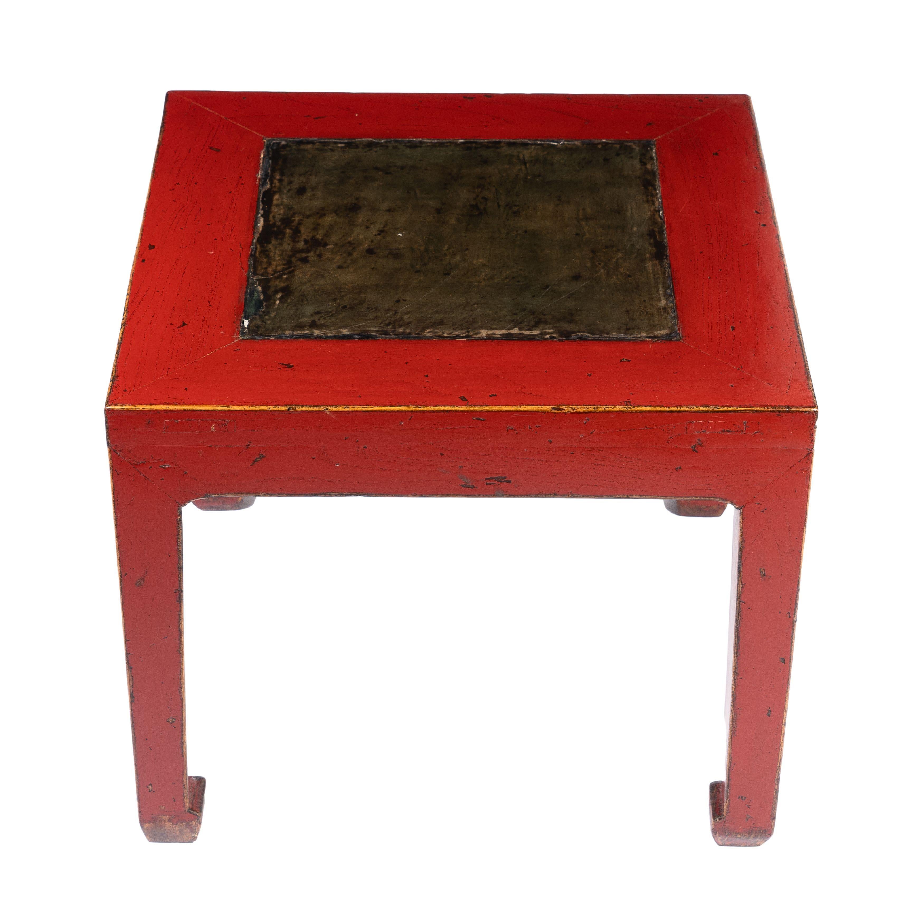 Chinesischer rot lackierter quadratischer Tisch mit eingelassener Steinplatte, 1900 im Angebot 1