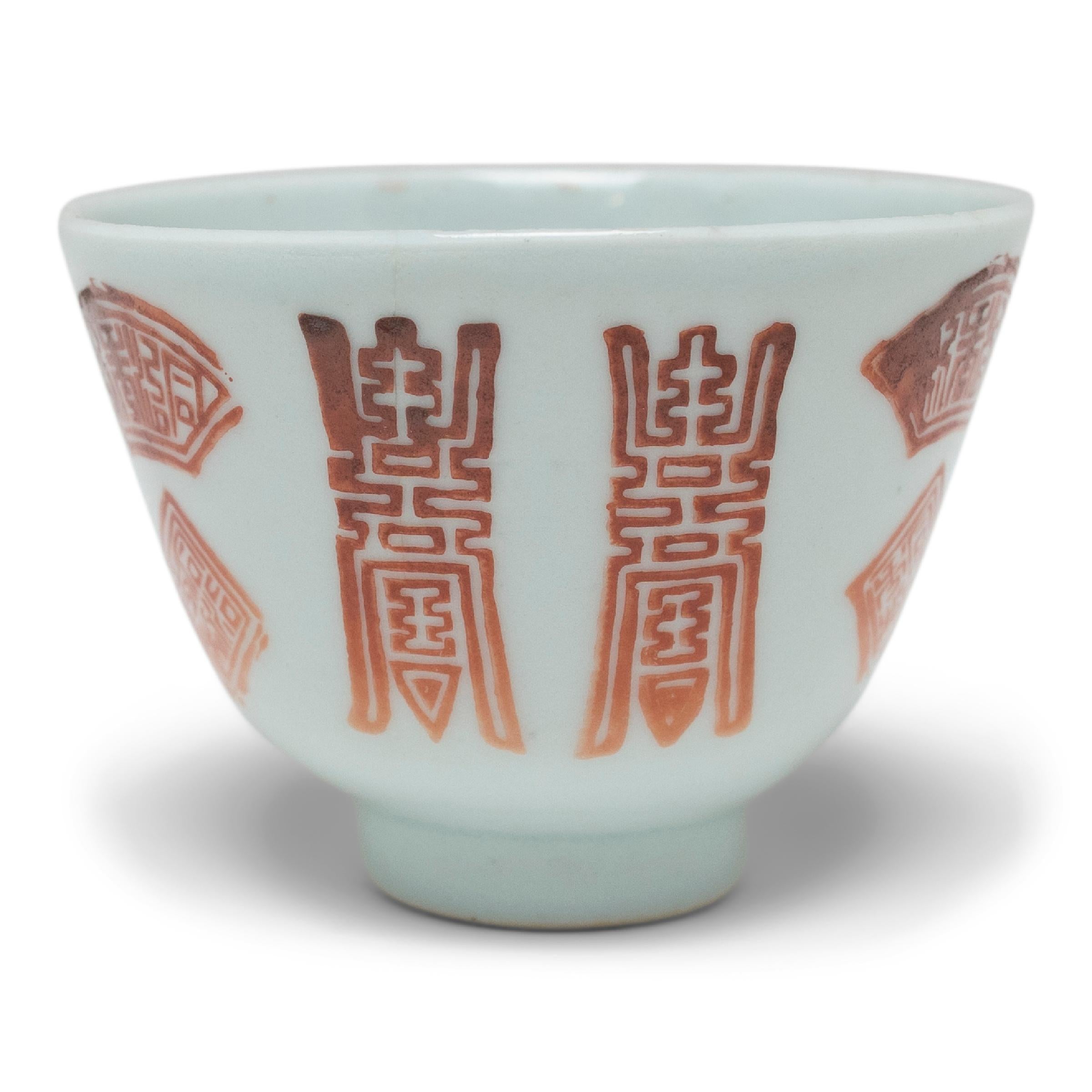 Das Teetrinken ist seit Jahrhunderten ein fester Bestandteil der chinesischen Kultur und hat zu einer Vielzahl von sozialen Bräuchen und materiellen Traditionen geführt, die sowohl praktisch als auch dekorativ sind. Die Teetasse aus feinem Porzellan