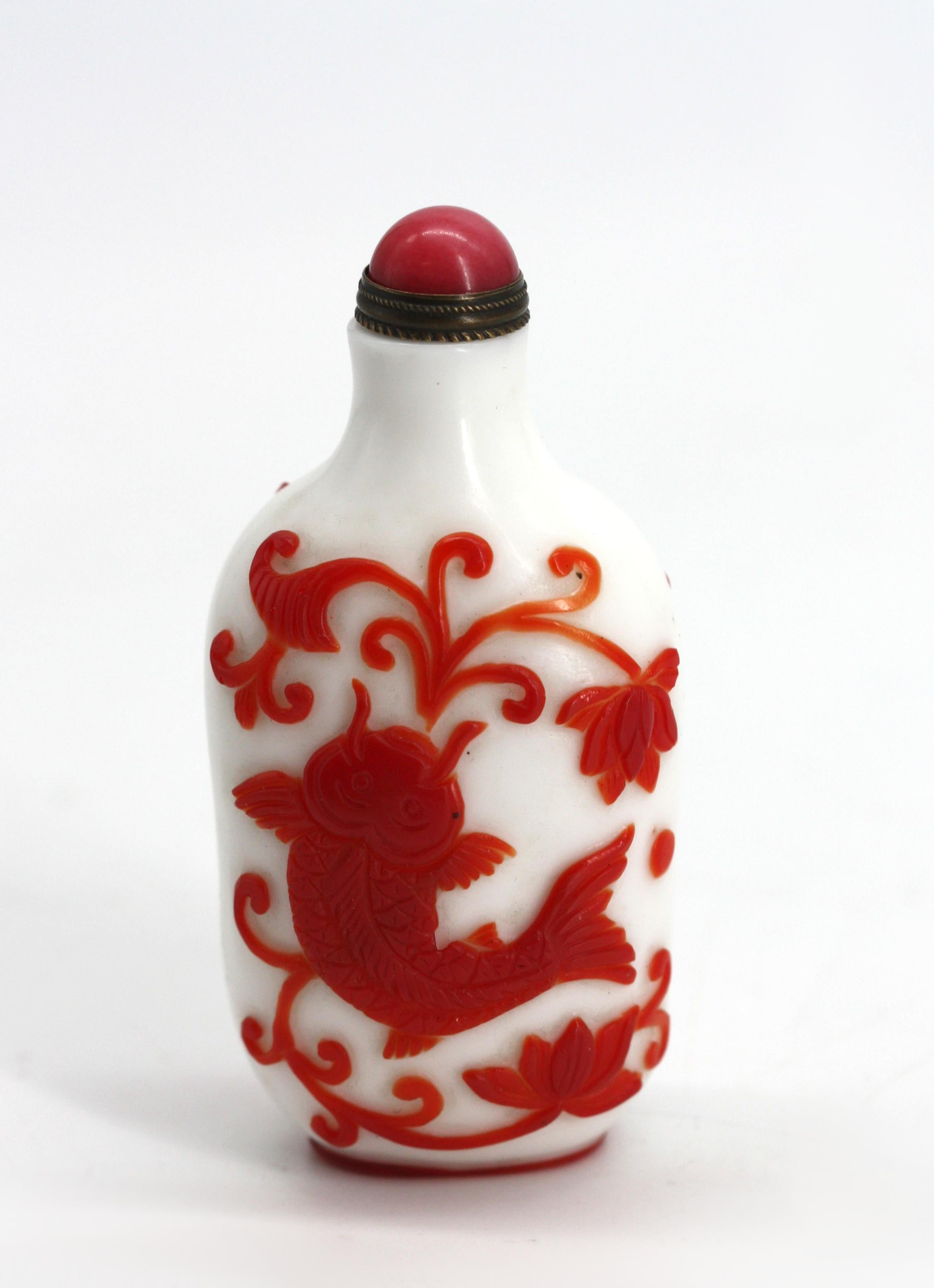 Chinese Red Over White Peking Glass Snuff Bottle In Good Condition For Sale In West Palm Beach, FL