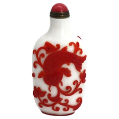 Tabatière chinoise en verre de Pékin rouge sur blanc