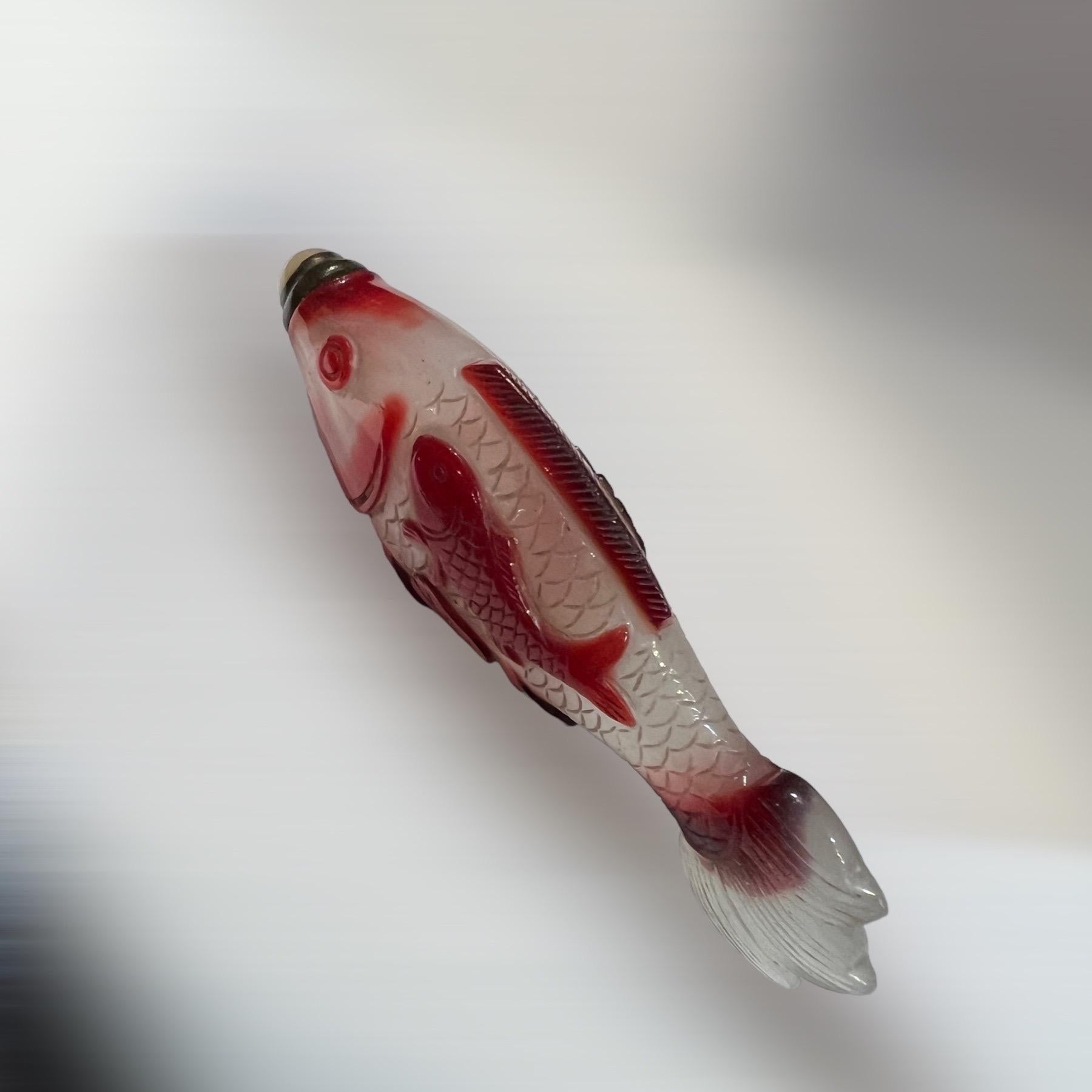 Flacon à priser en verre overlay rouge représentant un poisson, 19e siècle
Rare tabatière en verre translucide avec de petites bulles en forme de poisson. Décor en surimpression rouge rubis avec un poisson parmi les lotus.
Chine, XIXe