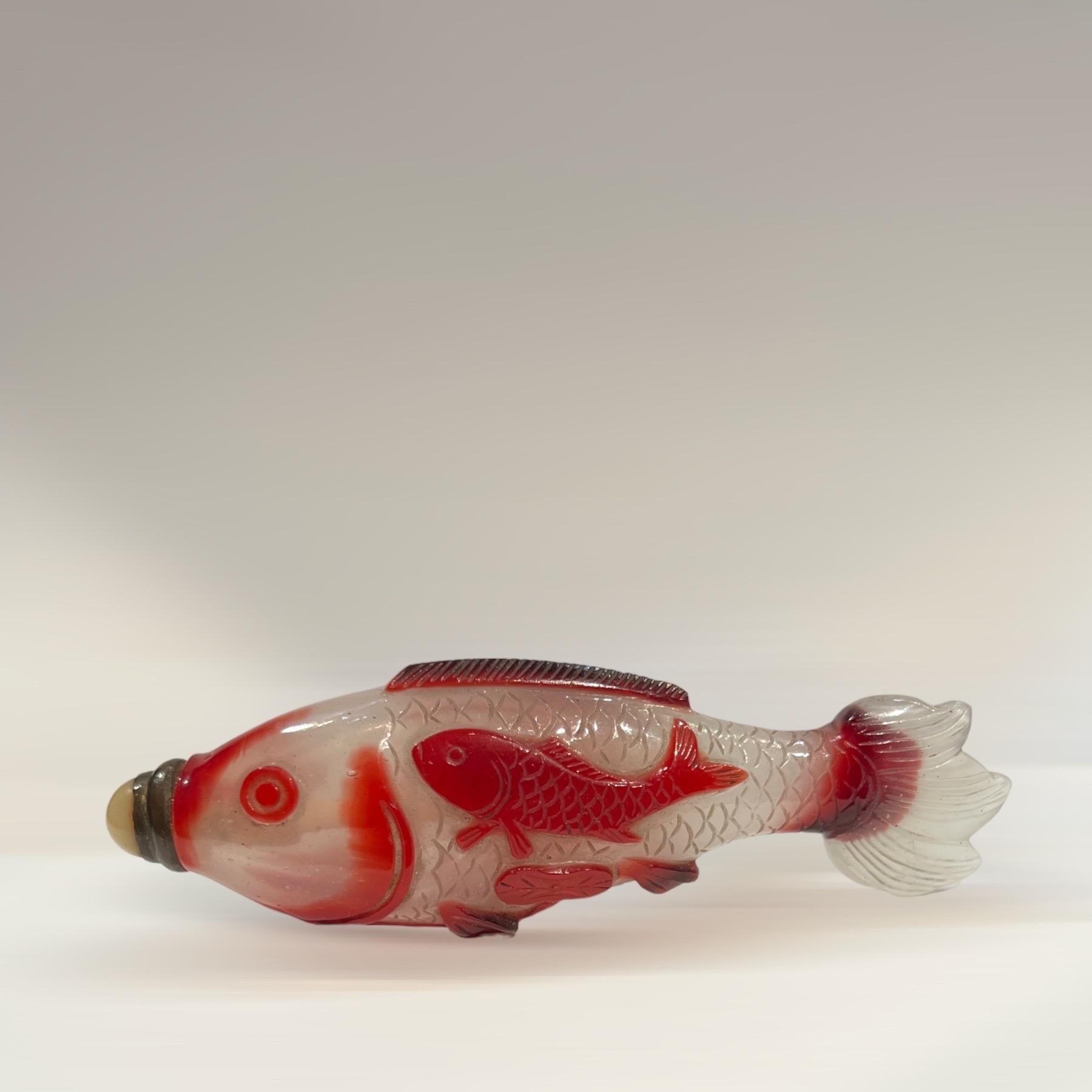 Chinese Red overlay glass snuff bottle depicting a fish, China, 19th century In Excellent Condition For Sale In PARIS, FR