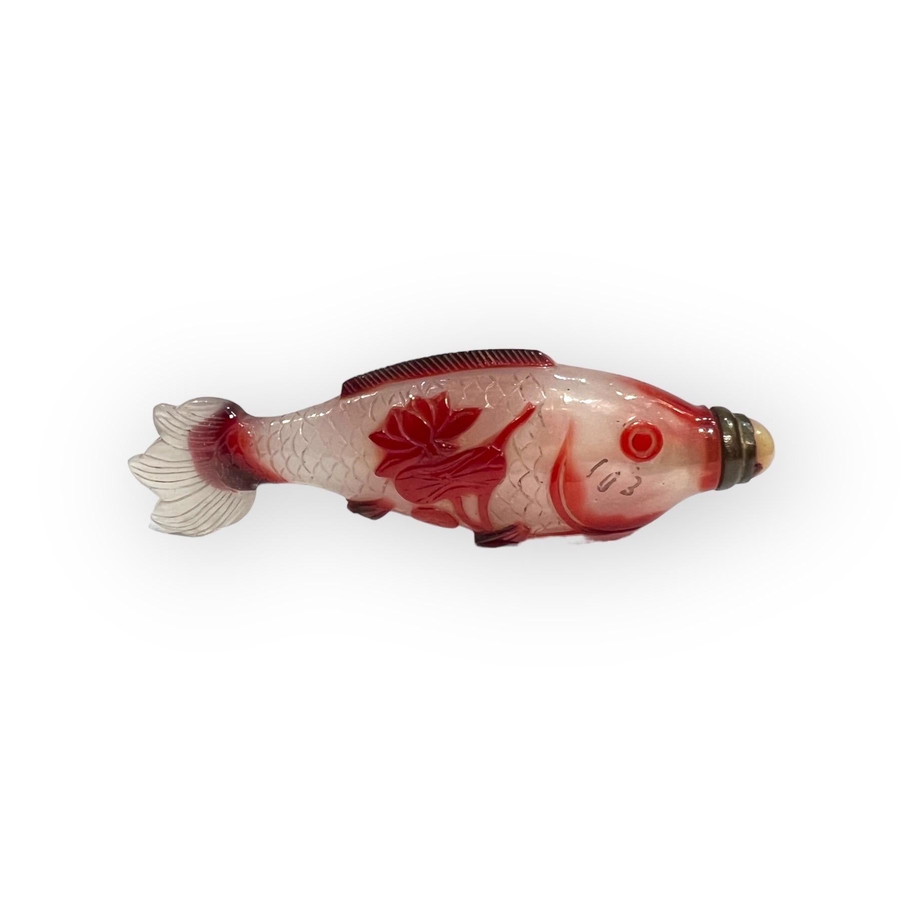 Chinesische rote Deko-Glasflaschenflasche mit Überzug und Darstellung eines Fisches, China, 19. Jahrhundert (Geschliffenes Glas) im Angebot