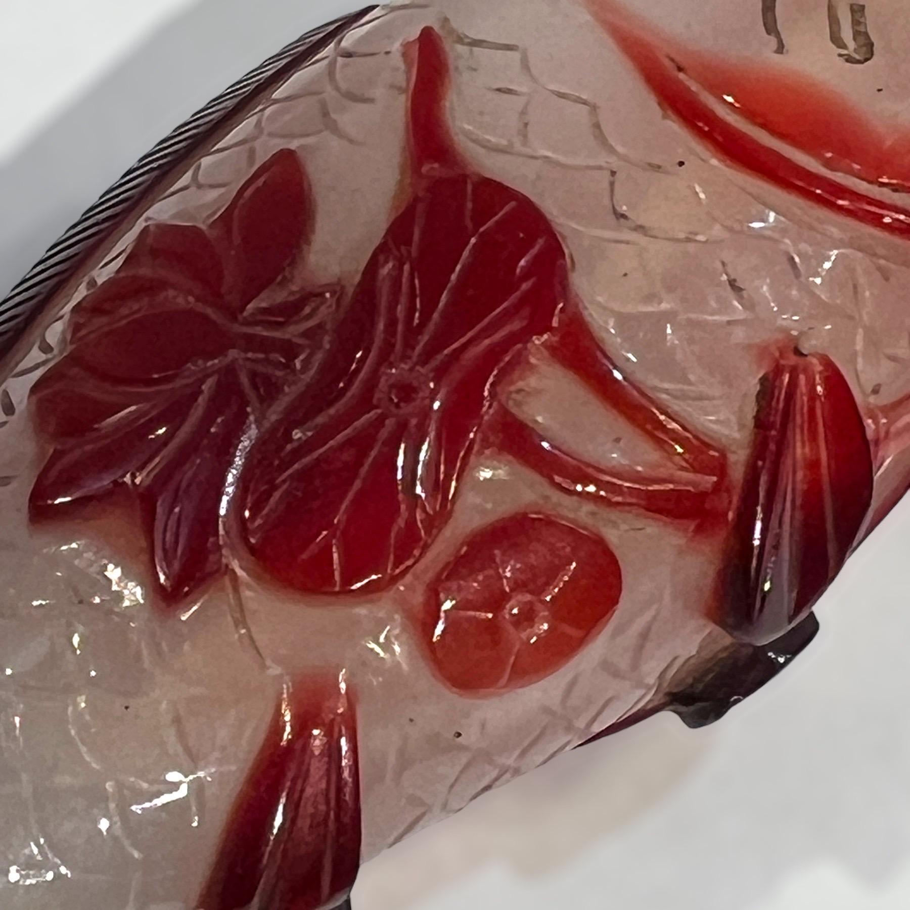 Verre taillé Flacon à priser en verre rouge représentant un poisson, Chine, 19e siècle en vente
