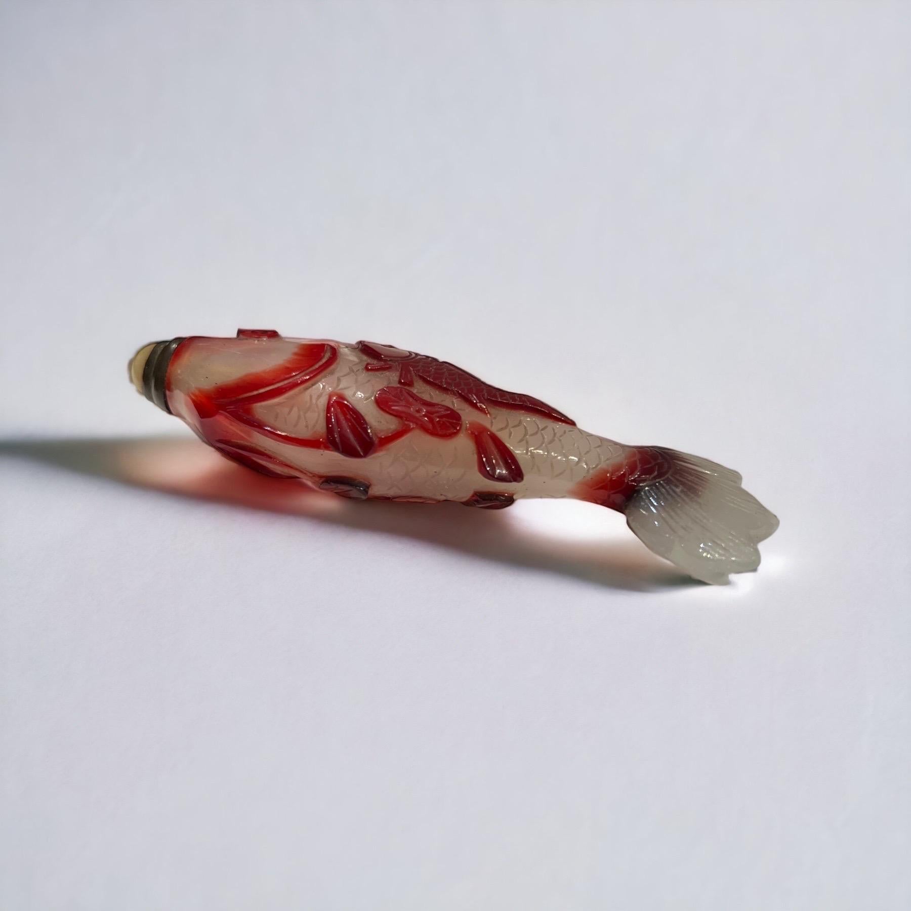 Chinese Red overlay glass snuff bottle depicting a fish, China, 19th century For Sale 2
