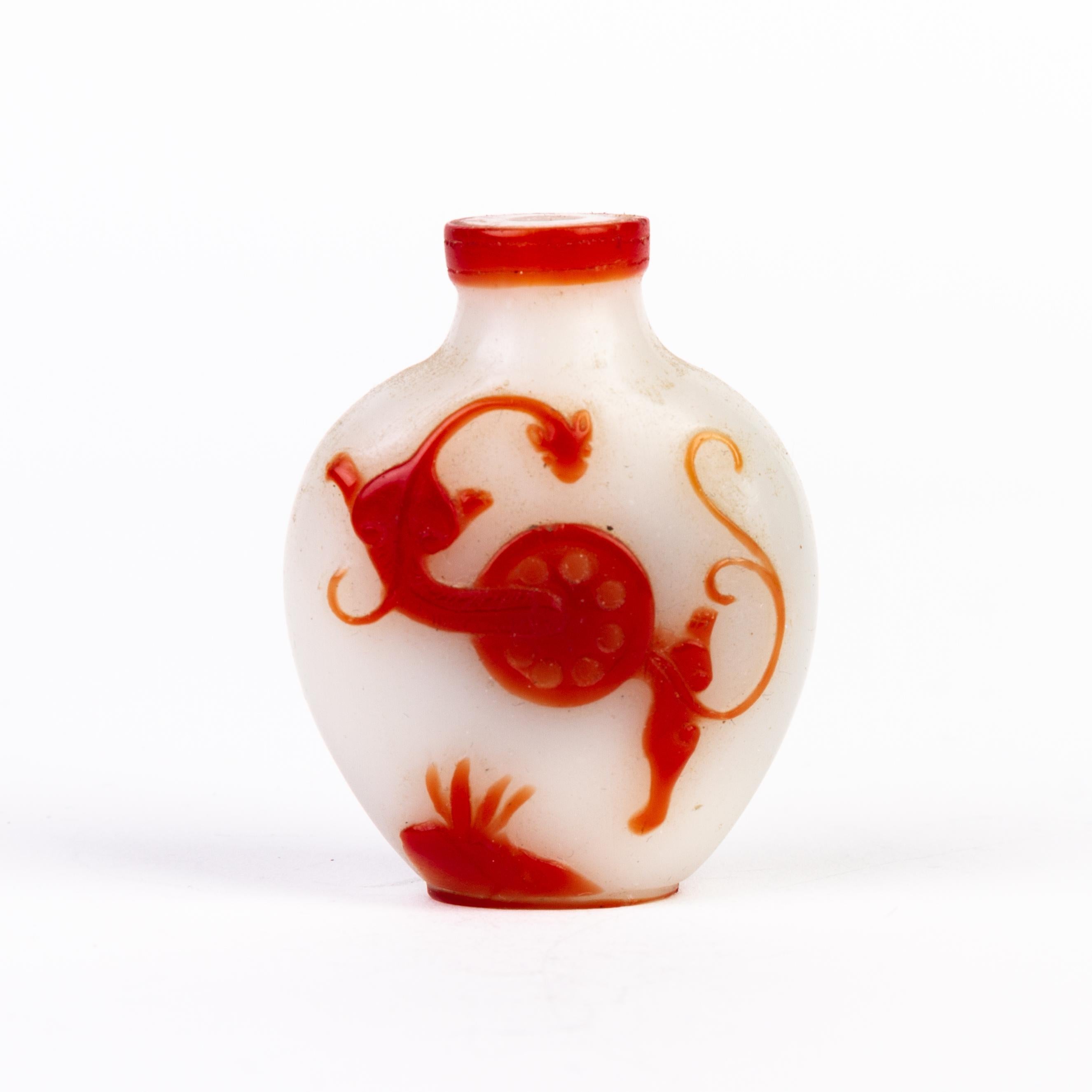 Chinese Red Overlay Peking Glass Snuff Bottle In Good Condition For Sale In Nottingham, GB