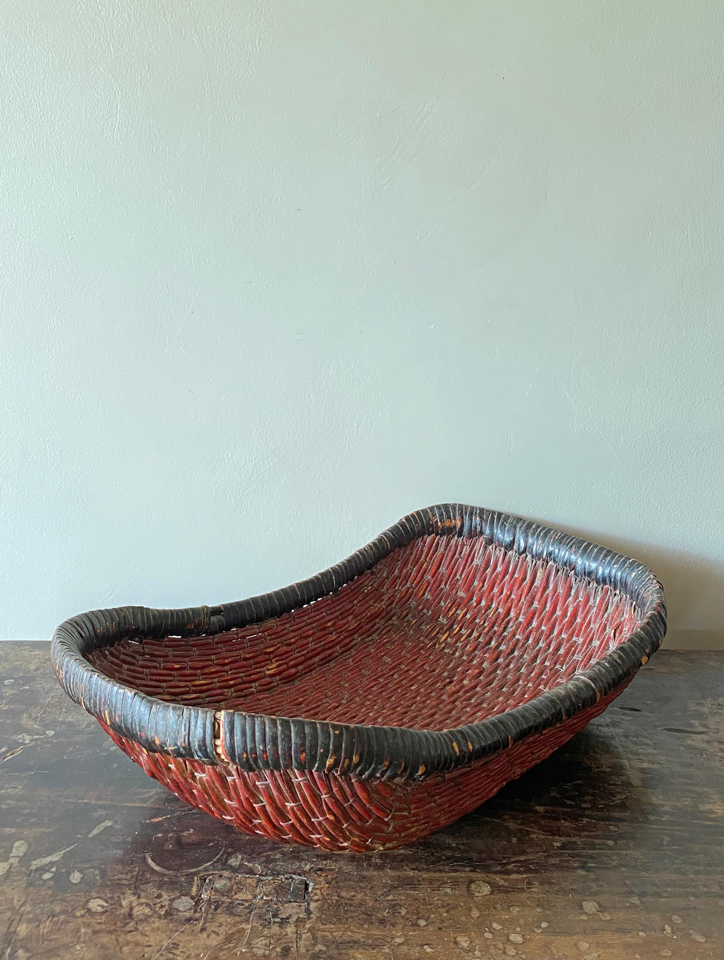 This Chinese reed basket from the early 1900s was crafted using willow reeds that are painted in red and black. Mantou baskets were used to steam Mantou buns, a white and soft steamed Bun typical of Northern China. This tray is perfect to be used as