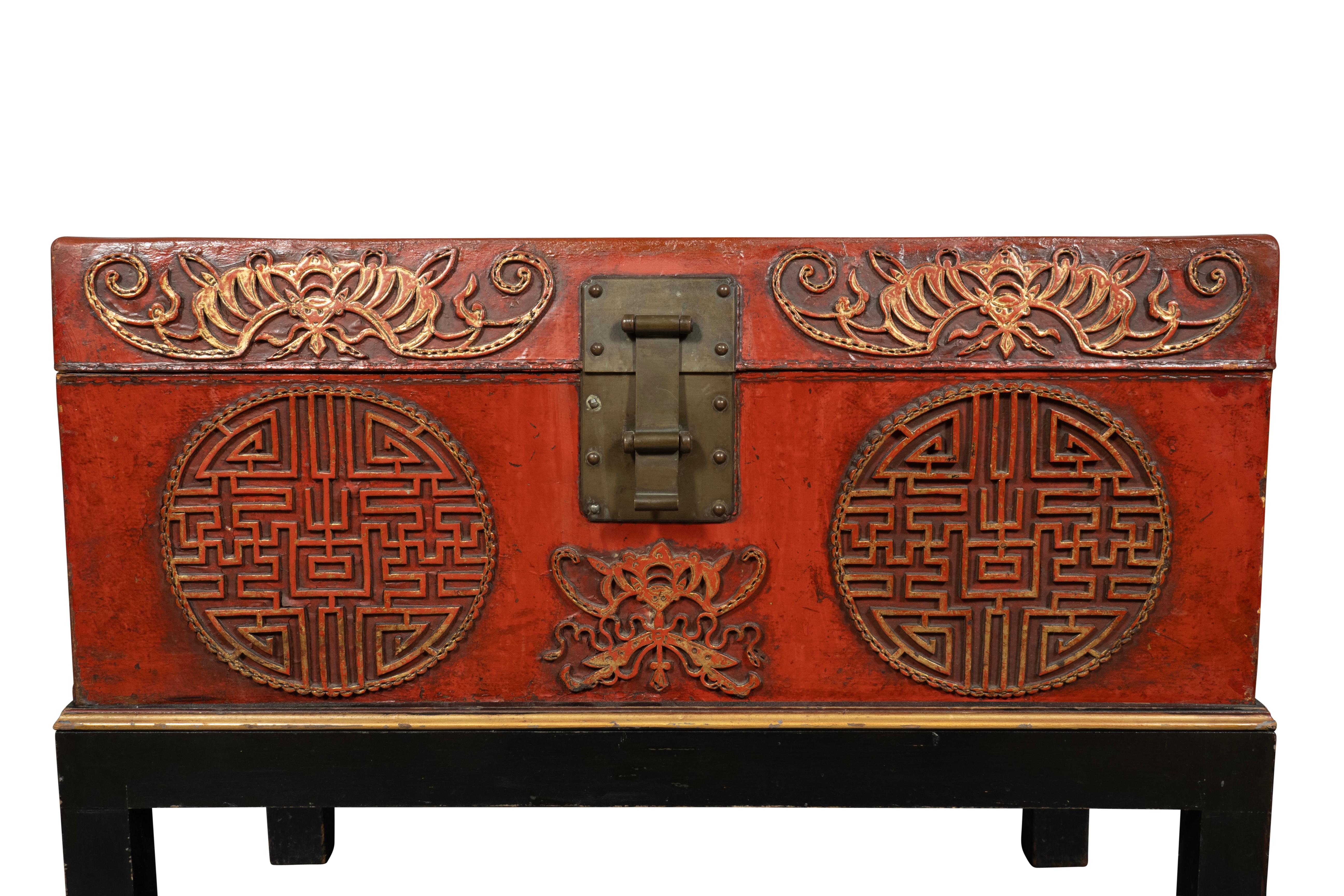 Caja china de piel de cerdo roja sobre soporte en venta 4