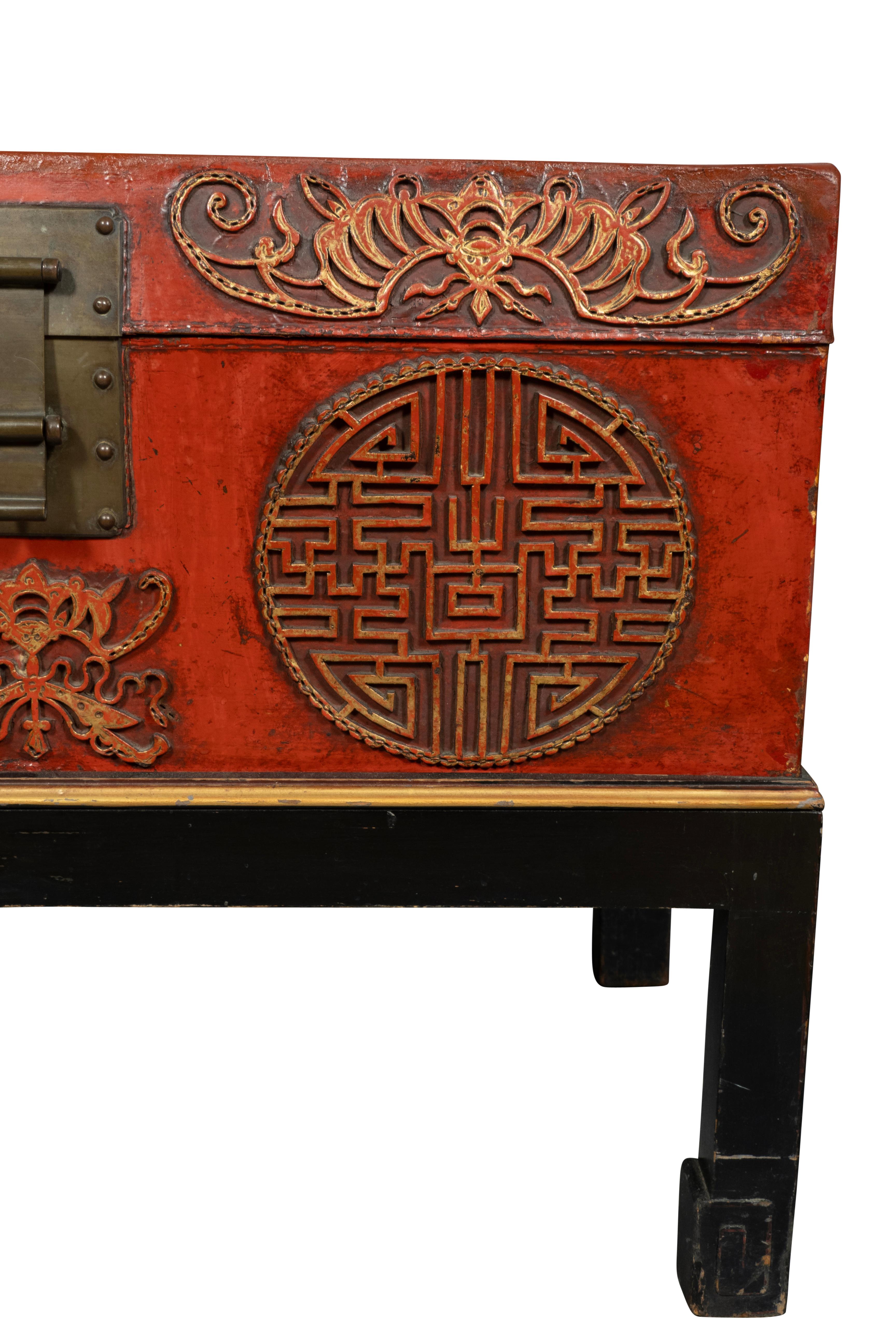 Caja china de piel de cerdo roja sobre soporte en venta 5